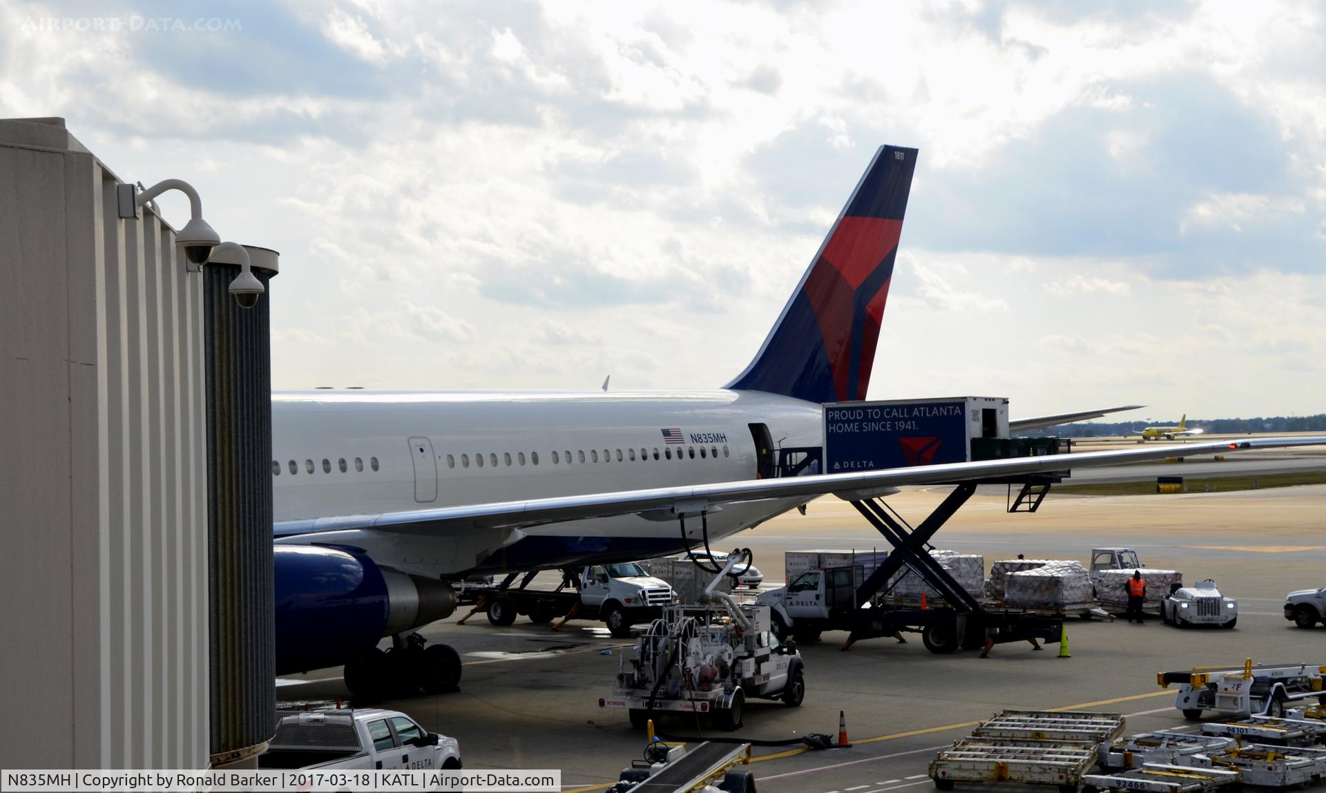 N835MH, 2000 Boeing 767-432/ER C/N 29708, At the gate Atlanta