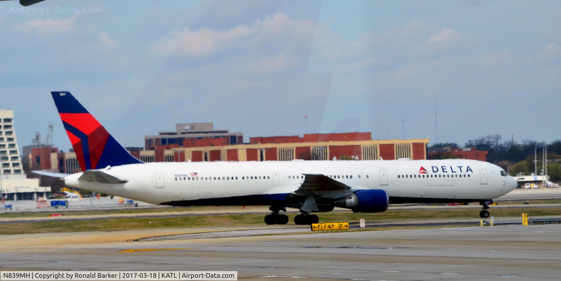 N839MH, 2001 Boeing 767-432/ER C/N 29712, Taxi Atlanta