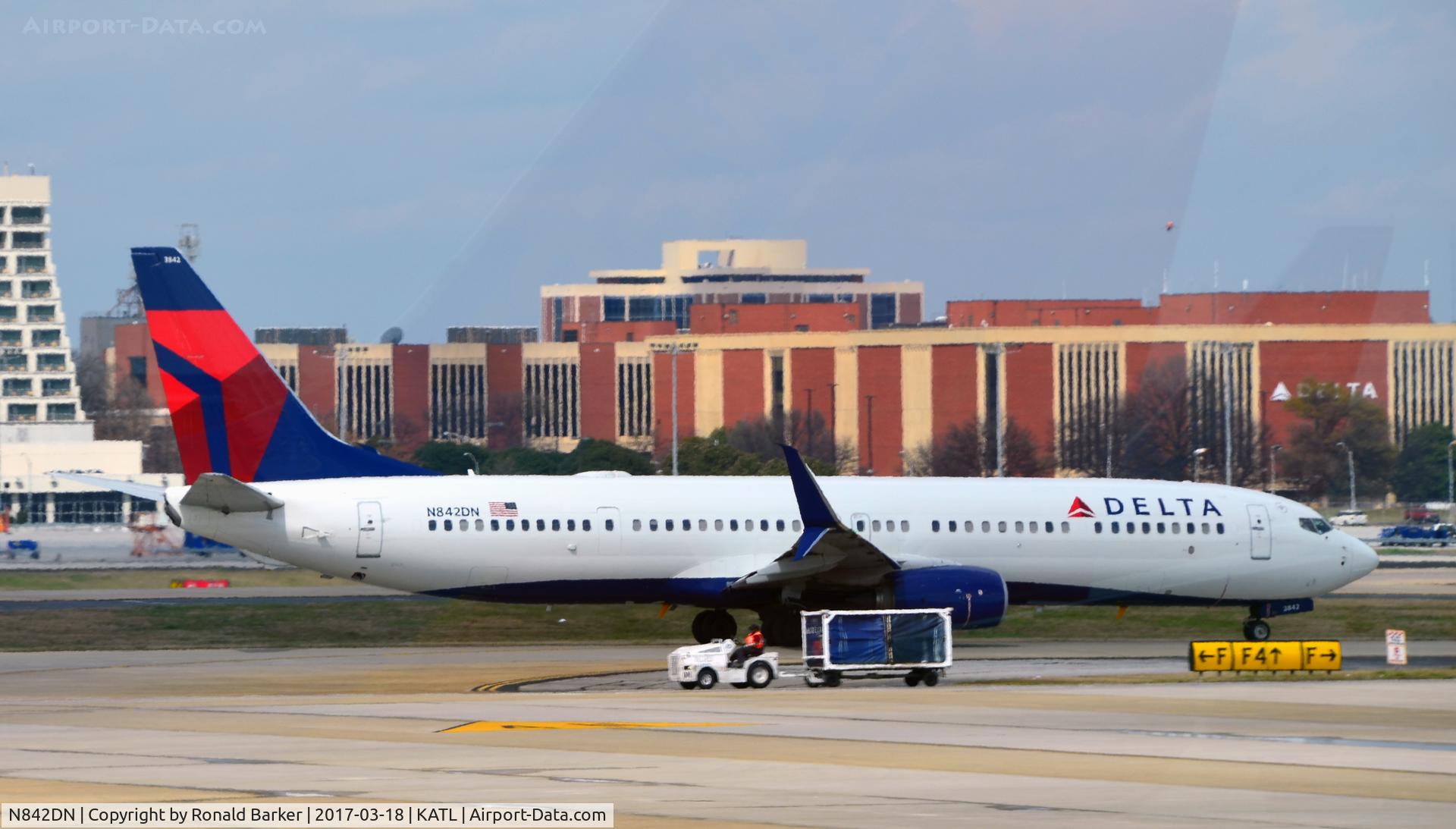 N842DN, 2015 Boeing 737-932/ER C/N 31953, Taxi for takeoff Atlanta