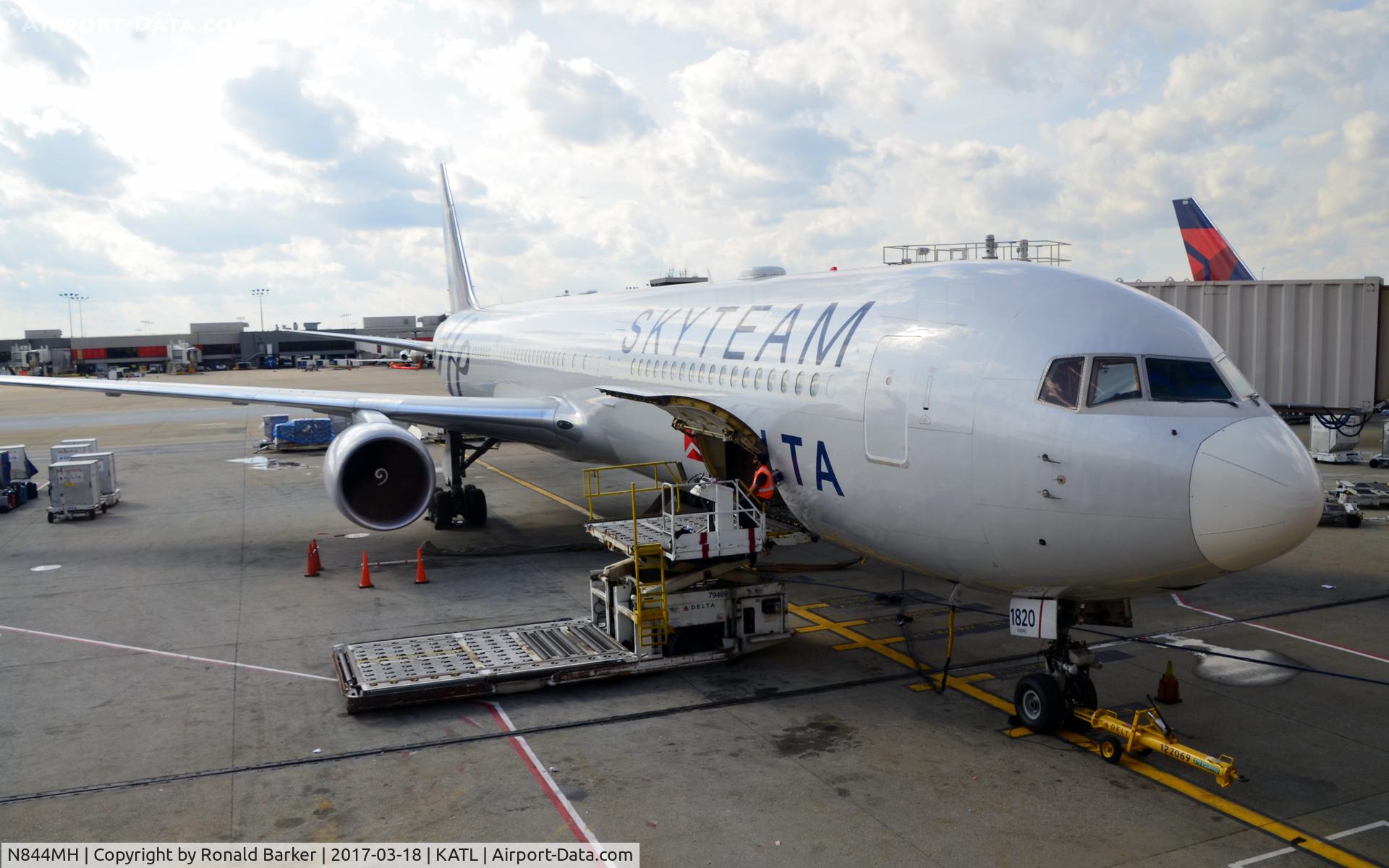 N844MH, 2002 Boeing 767-432/ER C/N 29717, At the gate Atlanta