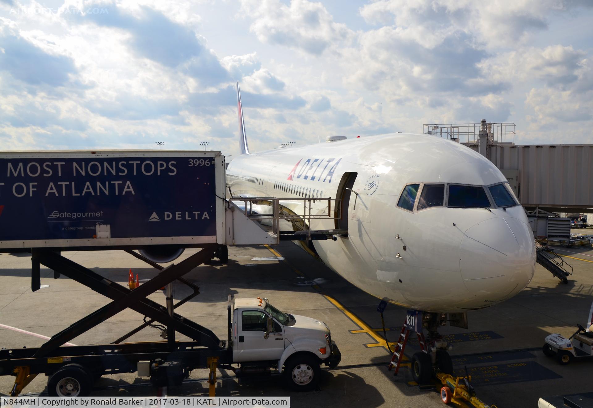 N844MH, 2002 Boeing 767-432/ER C/N 29717, At the gate Atlanta
