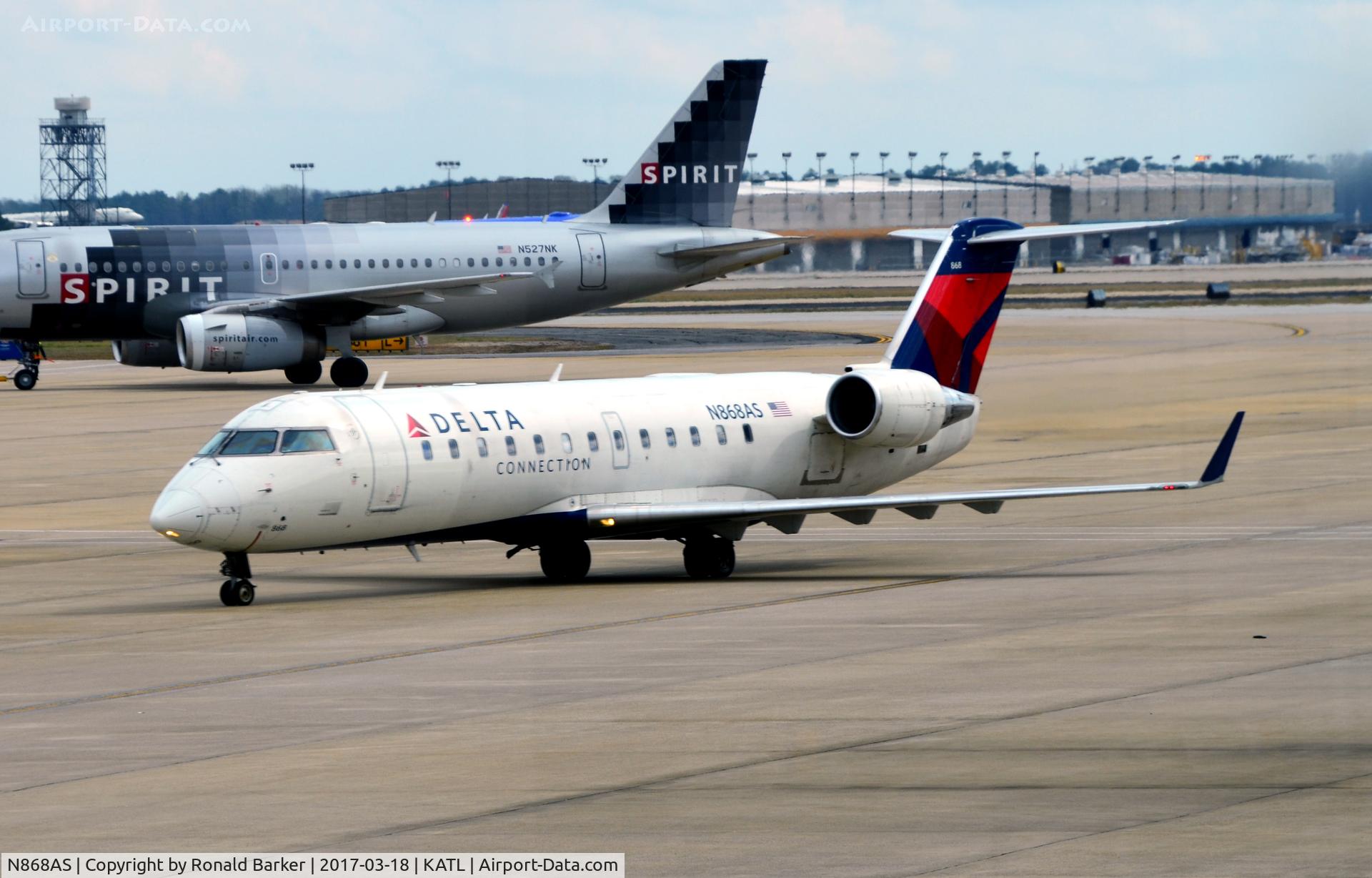 N868AS, 2001 Bombardier CRJ-200ER (CL-600-2B19) C/N 7474, Taxi Atlanta