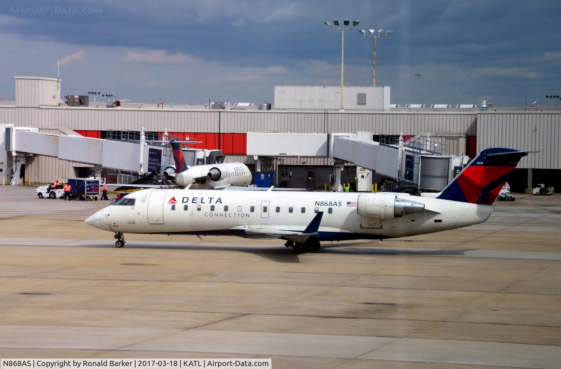 N868AS, 2001 Bombardier CRJ-200ER (CL-600-2B19) C/N 7474, Taxi Atlanta