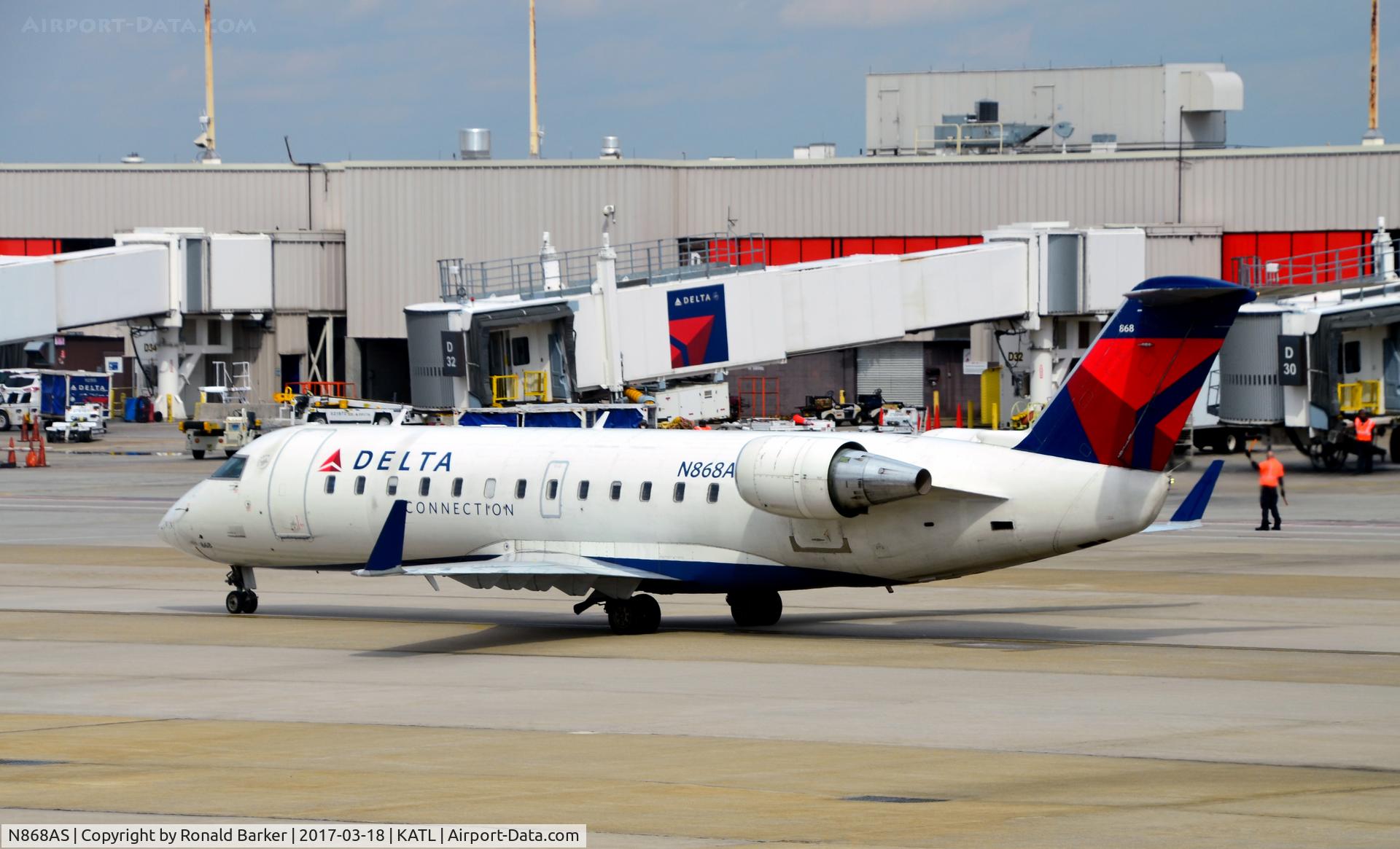 N868AS, 2001 Bombardier CRJ-200ER (CL-600-2B19) C/N 7474, Taxi Atlanta