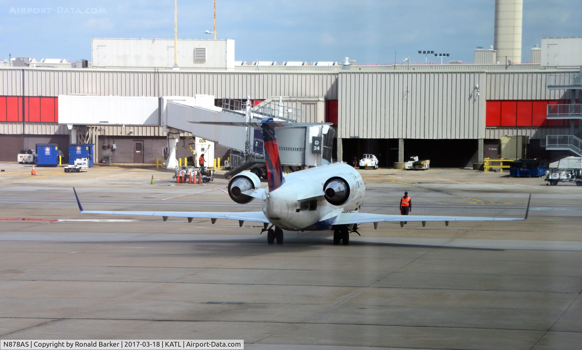 N878AS, 2002 Bombardier CRJ-200ER (CL-600-2B19) C/N 7590, Pushback Atlanta