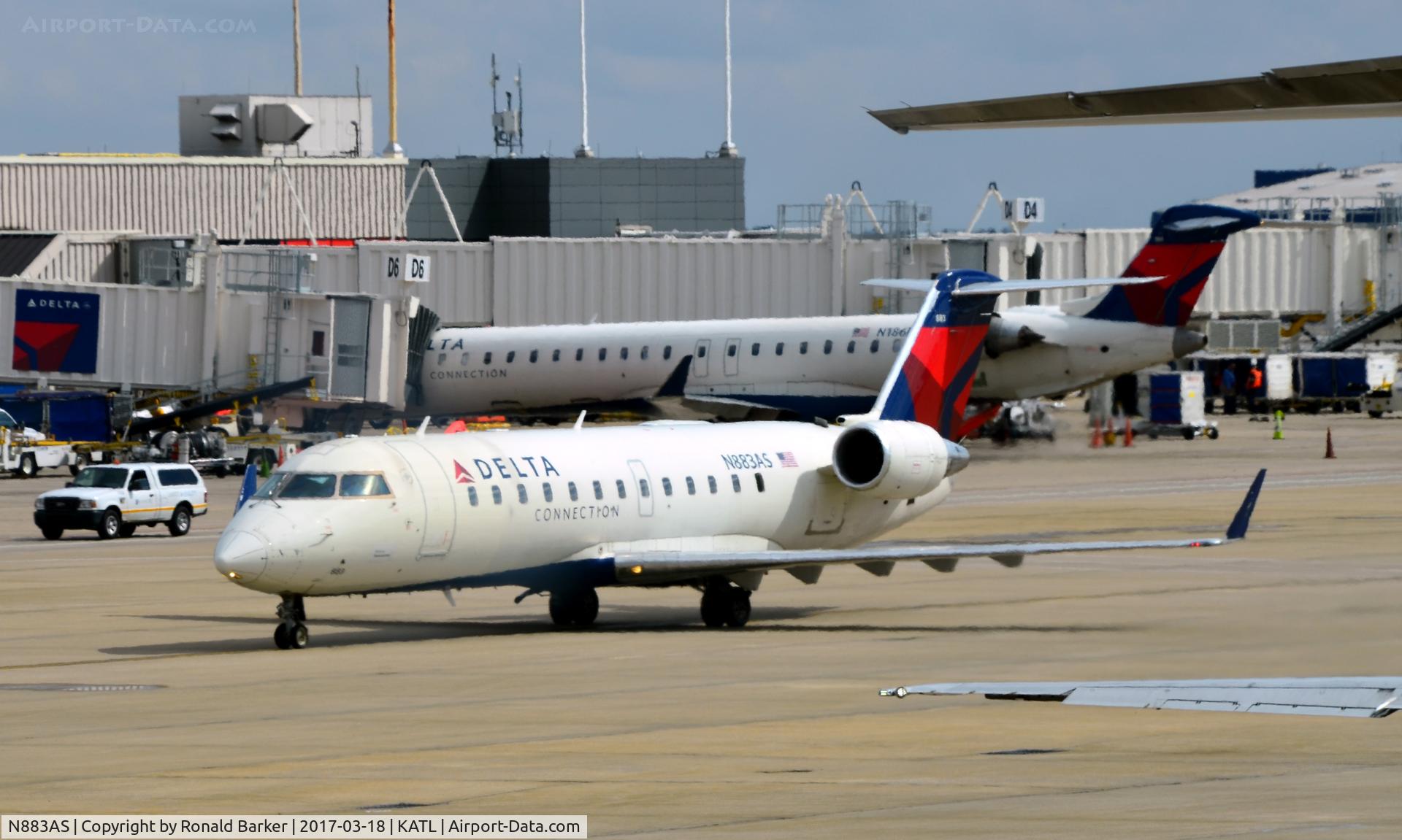 N883AS, 2001 Bombardier CRJ-200ER (CL-600-2B19) C/N 7504, Taxi Atlanta