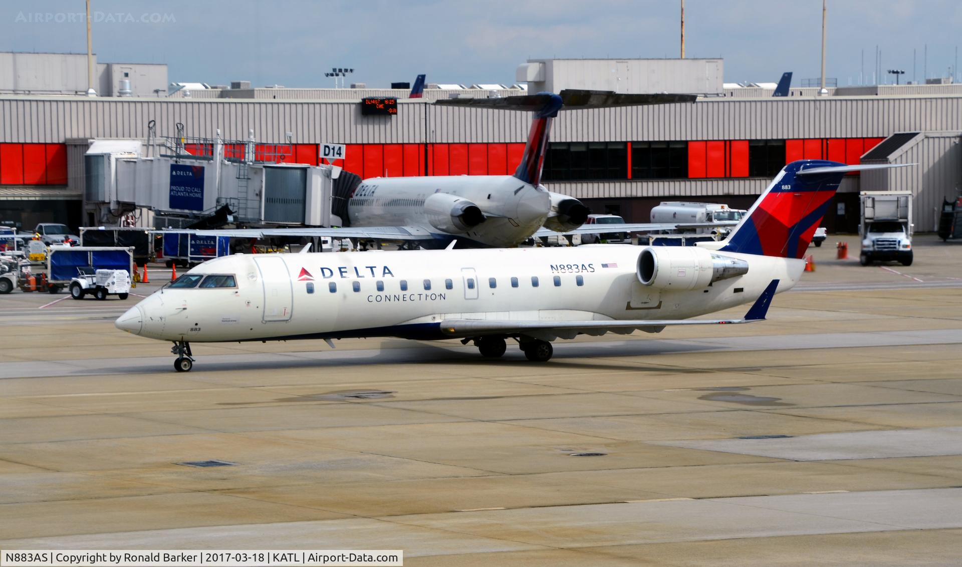 N883AS, 2001 Bombardier CRJ-200ER (CL-600-2B19) C/N 7504, Taxi Atlanta