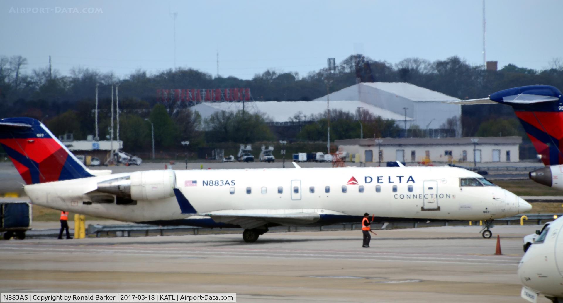 N883AS, 2001 Bombardier CRJ-200ER (CL-600-2B19) C/N 7504, Taxi Atlanta