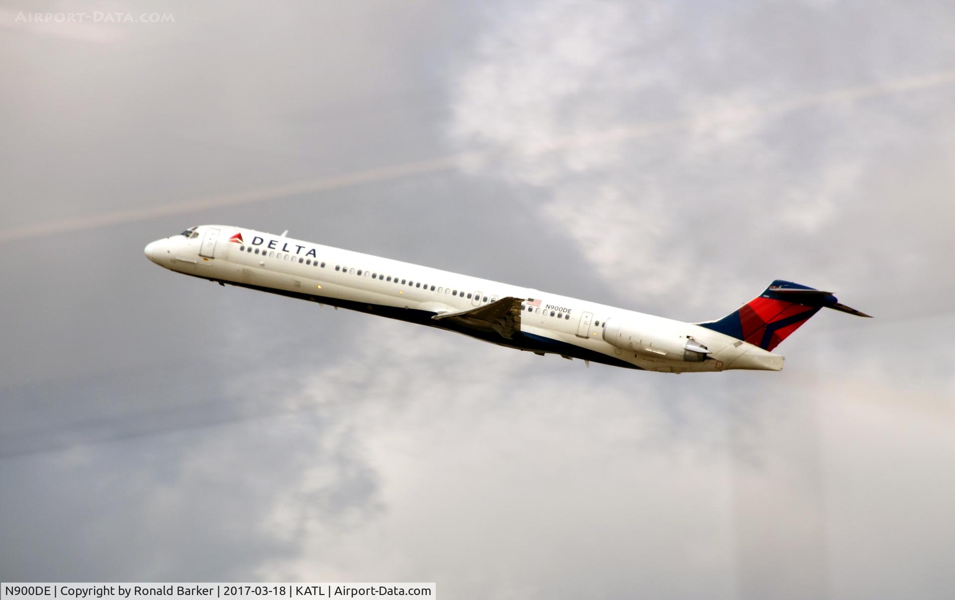 N900DE, 1992 McDonnell Douglas MD-88 C/N 53372, Takeoff Atlanta
