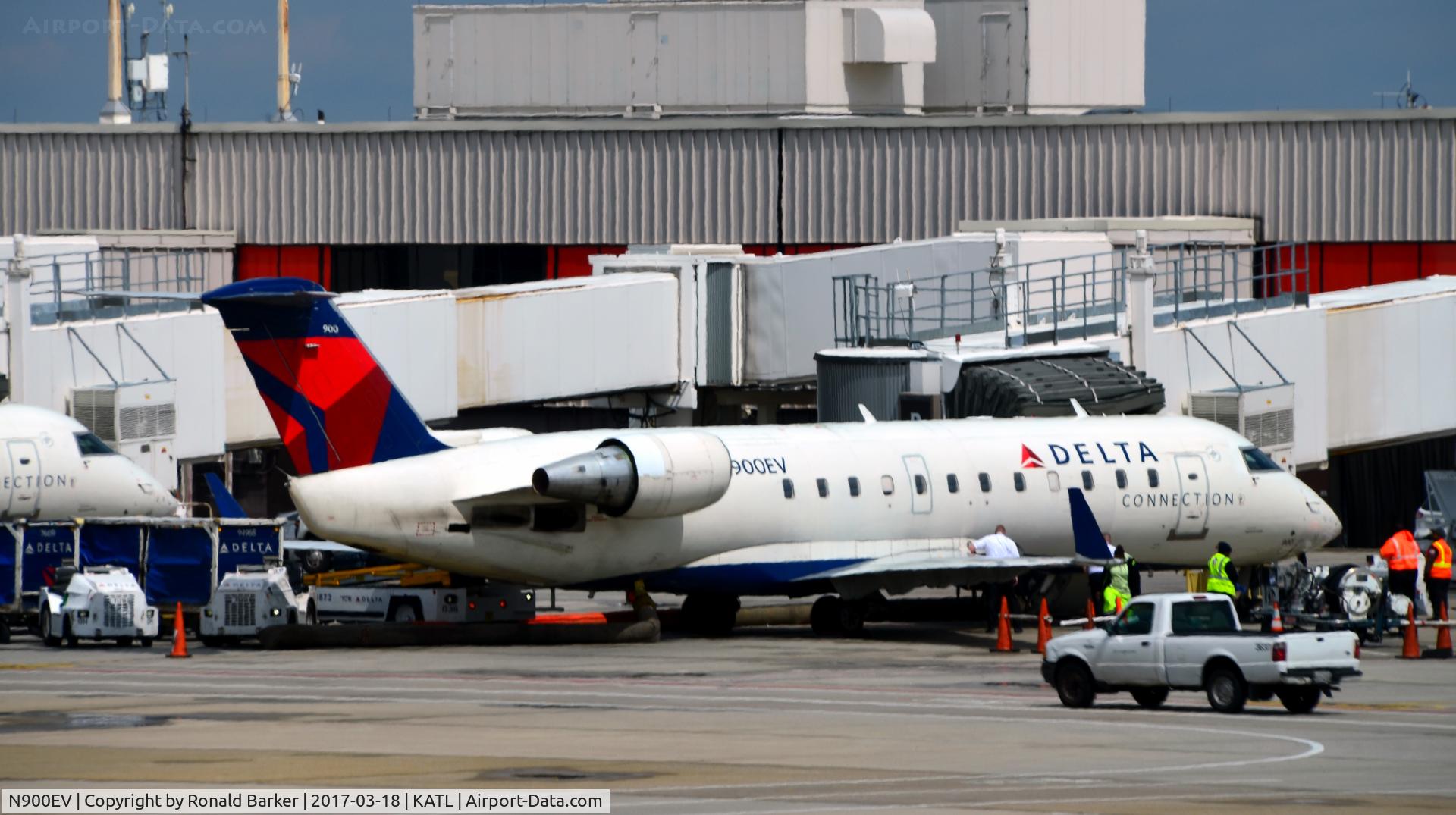 N900EV, 2002 Bombardier CRJ-200ER (CL-600-2B19) C/N 7608, At the gate Atlanta
