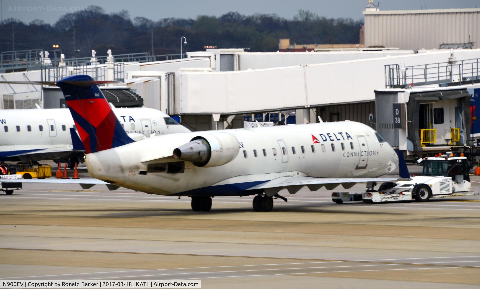 N900EV, 2002 Bombardier CRJ-200ER (CL-600-2B19) C/N 7608, Pushback  Atlanta