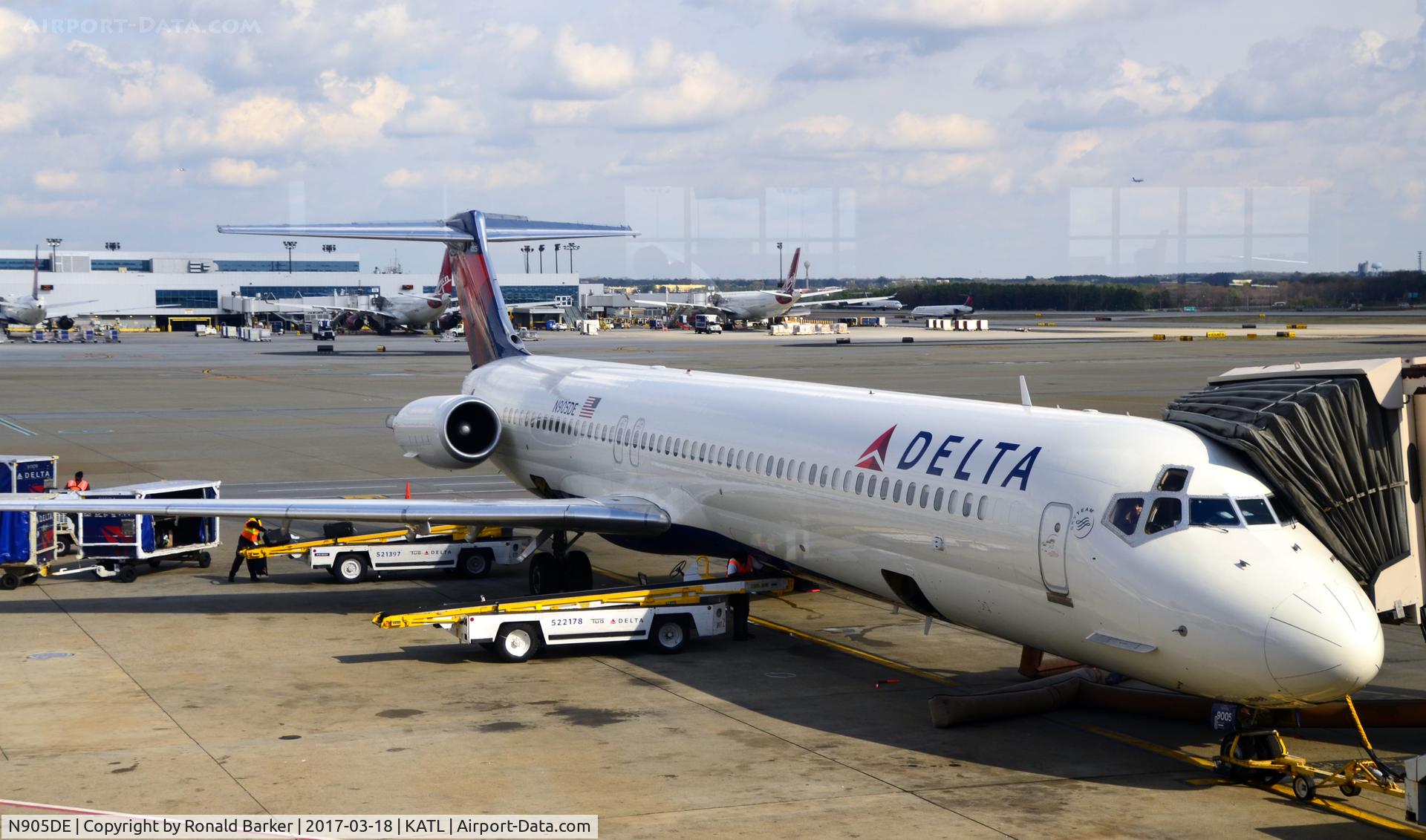 N905DE, 1992 McDonnell Douglas MD-88 C/N 53410, At the gate Atlanta