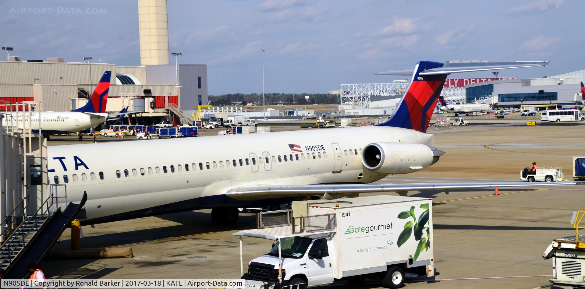 N905DE, 1992 McDonnell Douglas MD-88 C/N 53410, At the gate Atlanta