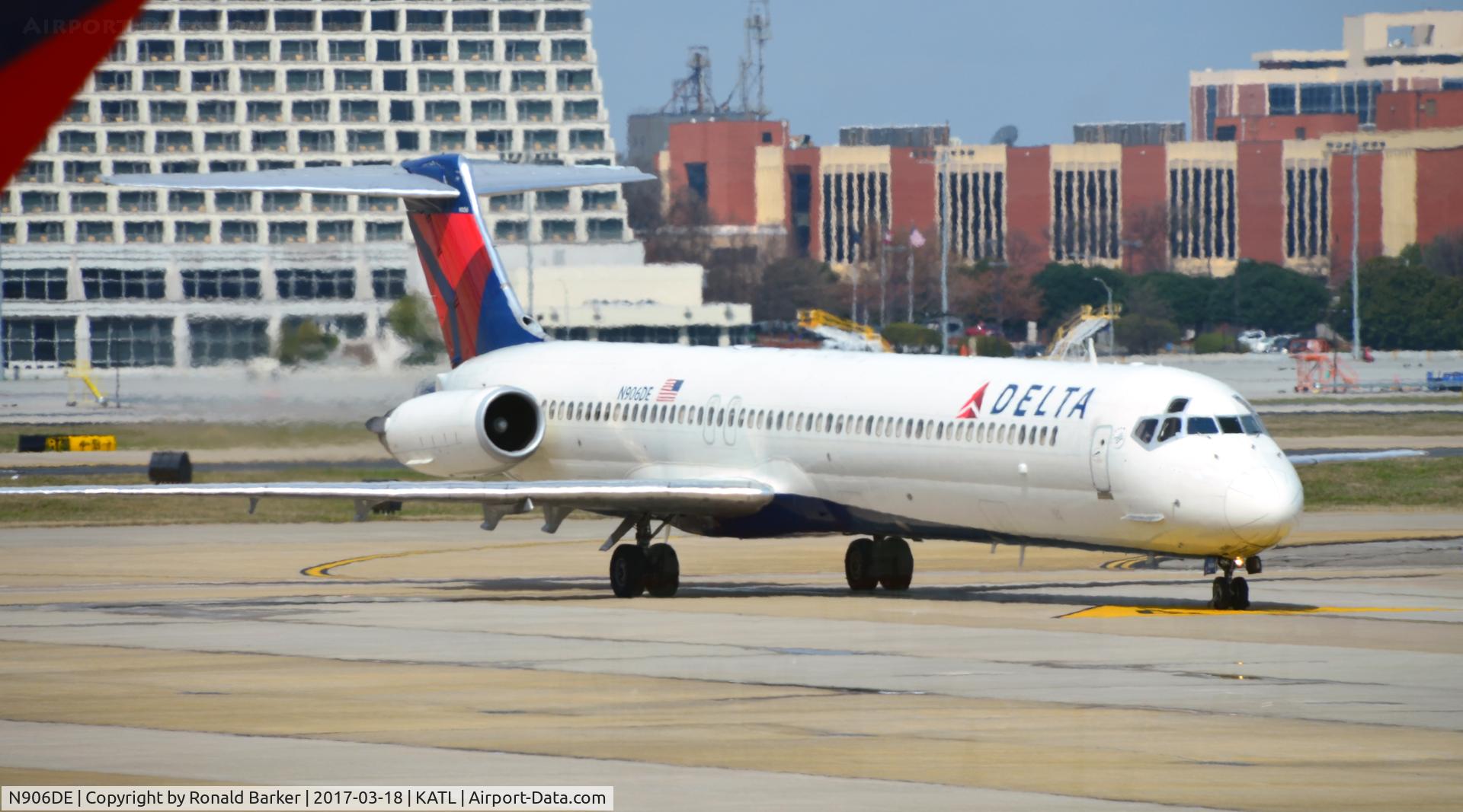 N906DE, 1992 McDonnell Douglas MD-88 C/N 53415, Taxi Atlanta
