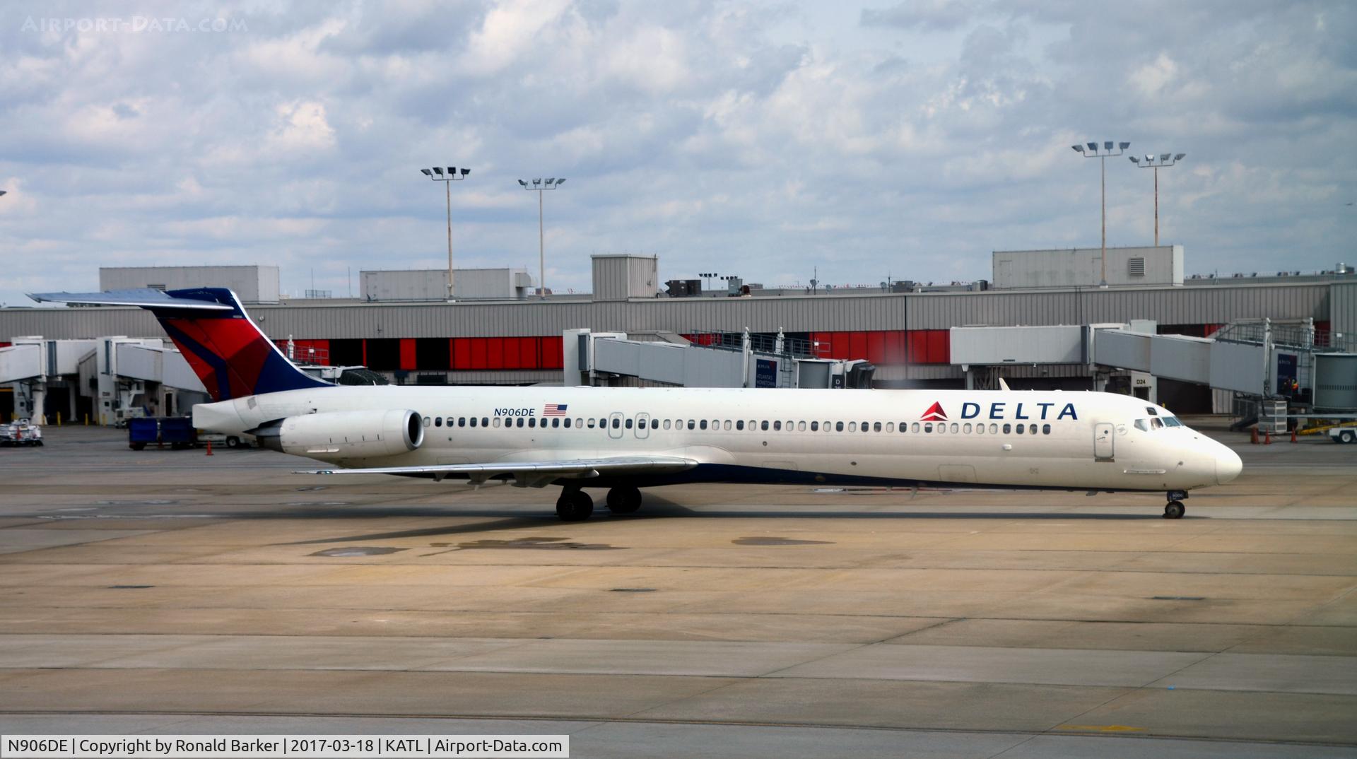 N906DE, 1992 McDonnell Douglas MD-88 C/N 53415, Taxi Atlanta