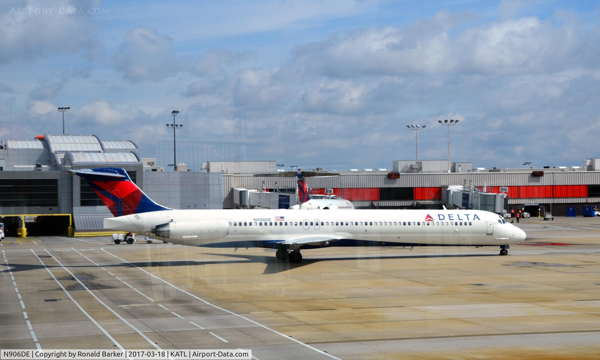 N906DE, 1992 McDonnell Douglas MD-88 C/N 53415, Taxi Atlanta