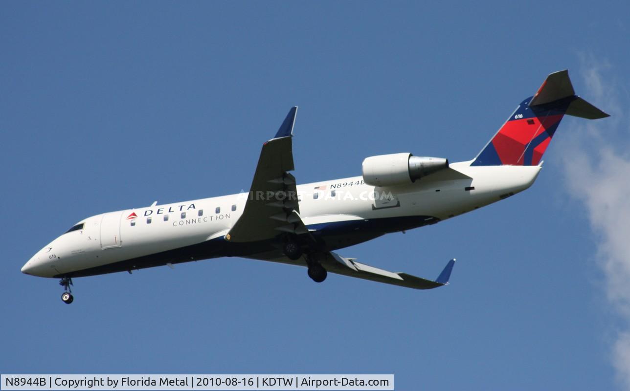 N8944B, 2004 Canadair CRJ-200 (CL-600-2B19) C/N 7944, DTW spotting 2010
