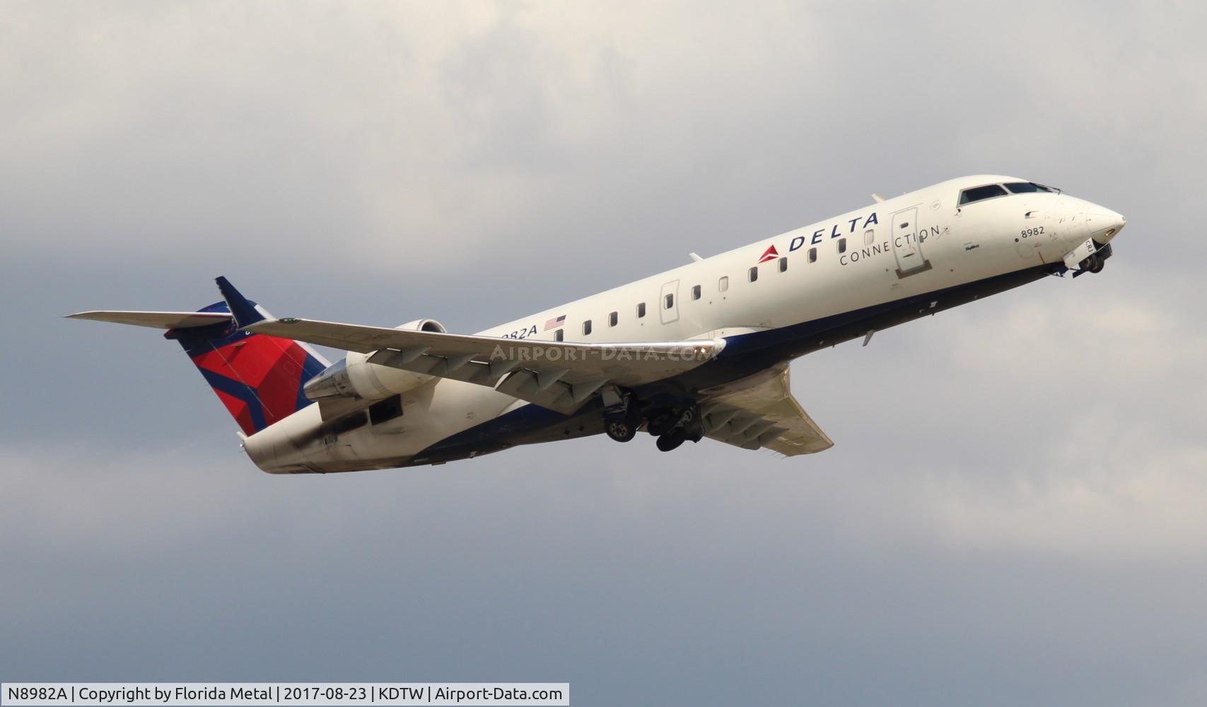 N8982A, 2004 Bombardier CRJ-200 (CL-600-2B19) C/N 7982, DTW spotting 2017