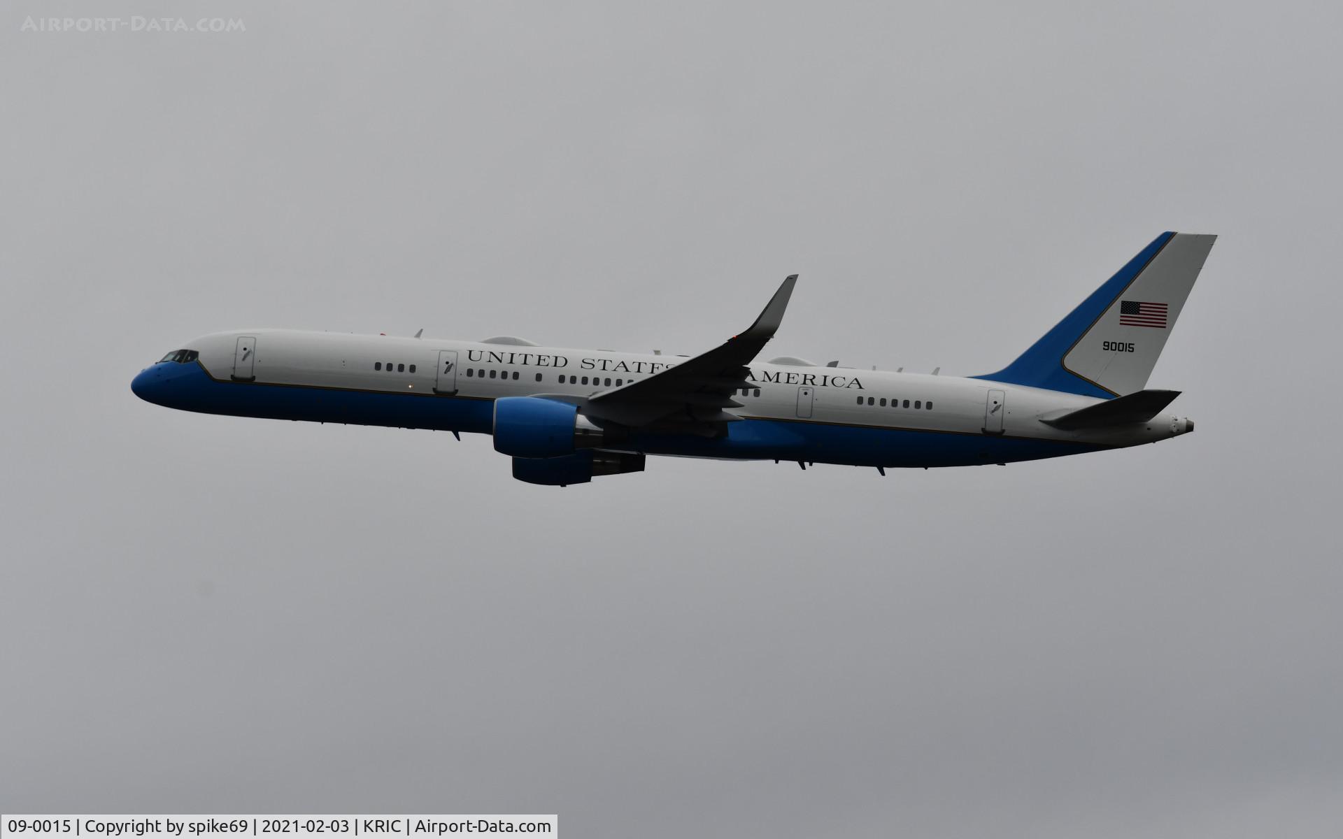 09-0015, 1991 Boeing C-32A (757-2Q8) C/N 25044, USAF C-32 departs KRIC during training.