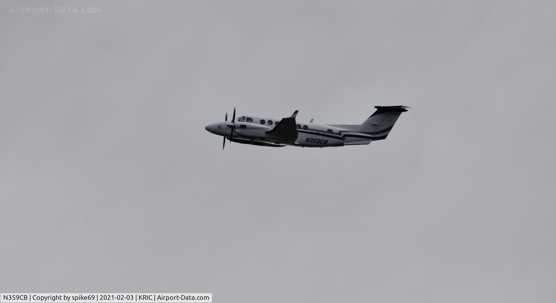 N359CB, 2004 Raytheon Aircraft Company B300 C/N FL-392, N359CB departs KRIC