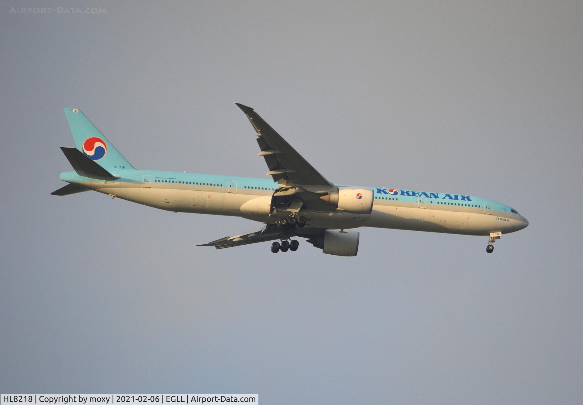 HL8218, 2011 Boeing 777-3B5/ER C/N 37649, Boeing 777-3B5/ER on finals to runway 9R at London Heathrow.