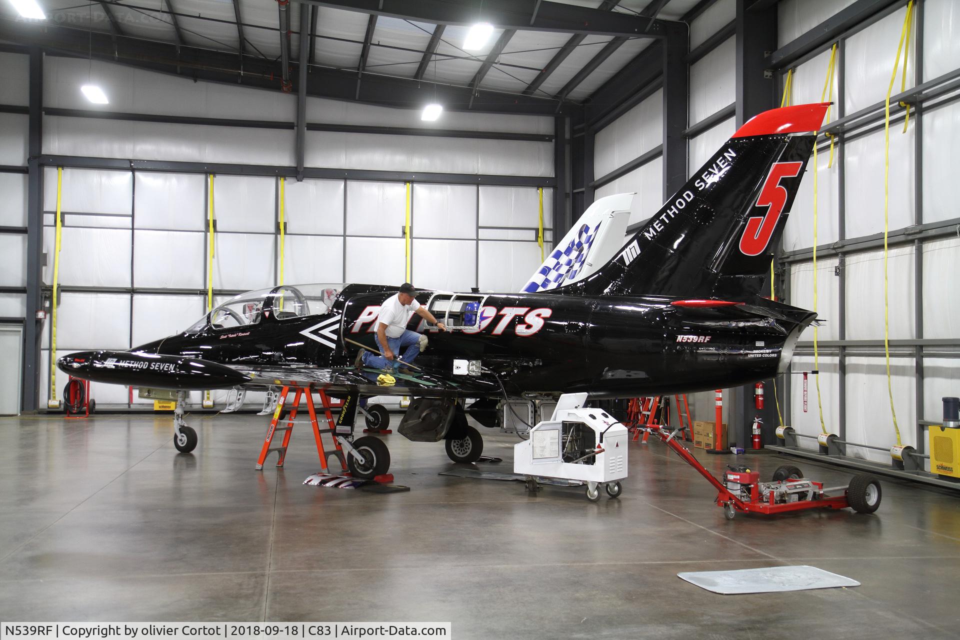 N539RF, 1980 Aero L-39 Albatros C/N 031630, men at work