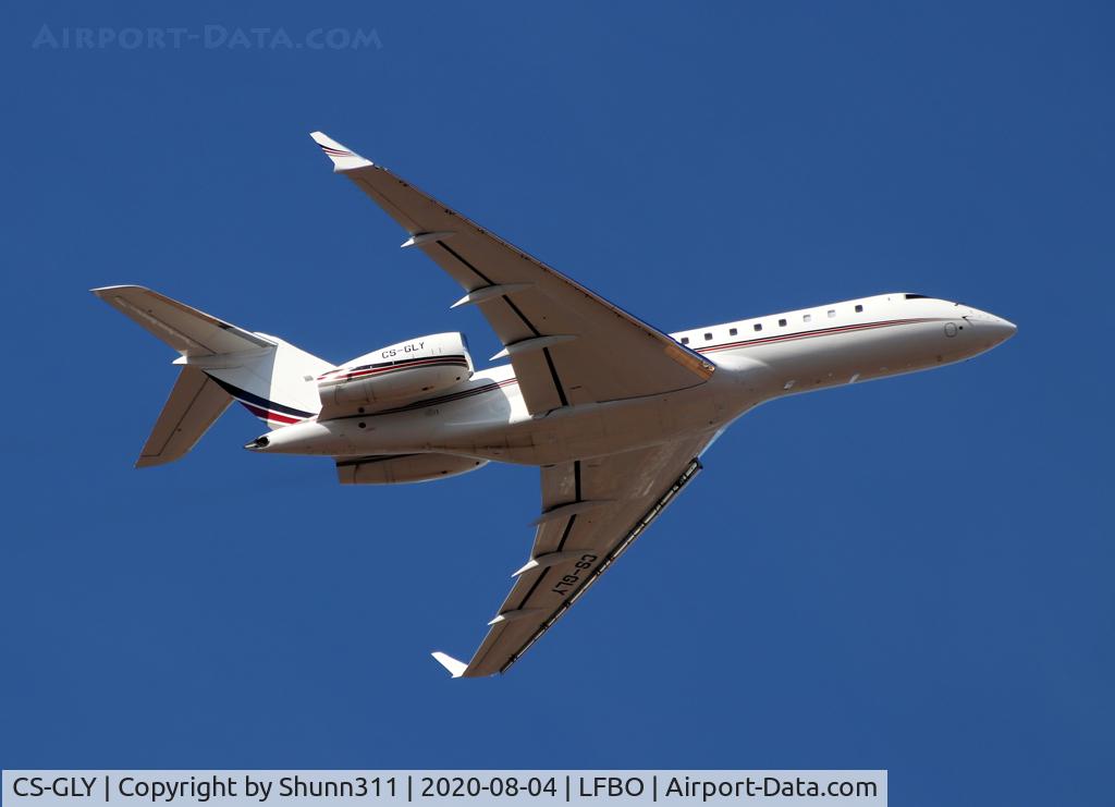 CS-GLY, 2012 Bombardier BD-700-1A11 Global 5000 C/N 9498, Climbing after take off from rwy 32L