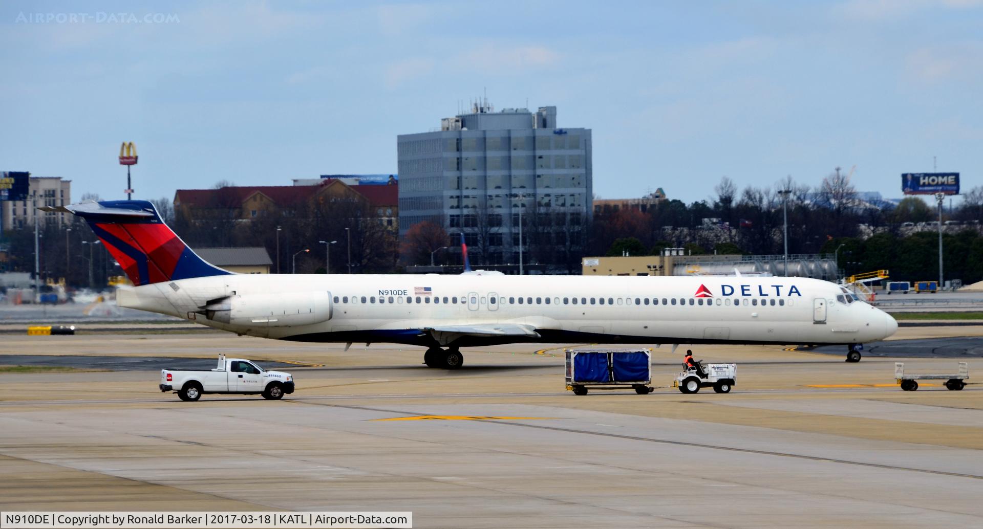 N910DE, 1992 McDonnell Douglas MD-88 C/N 53419, Taxi Atlanta