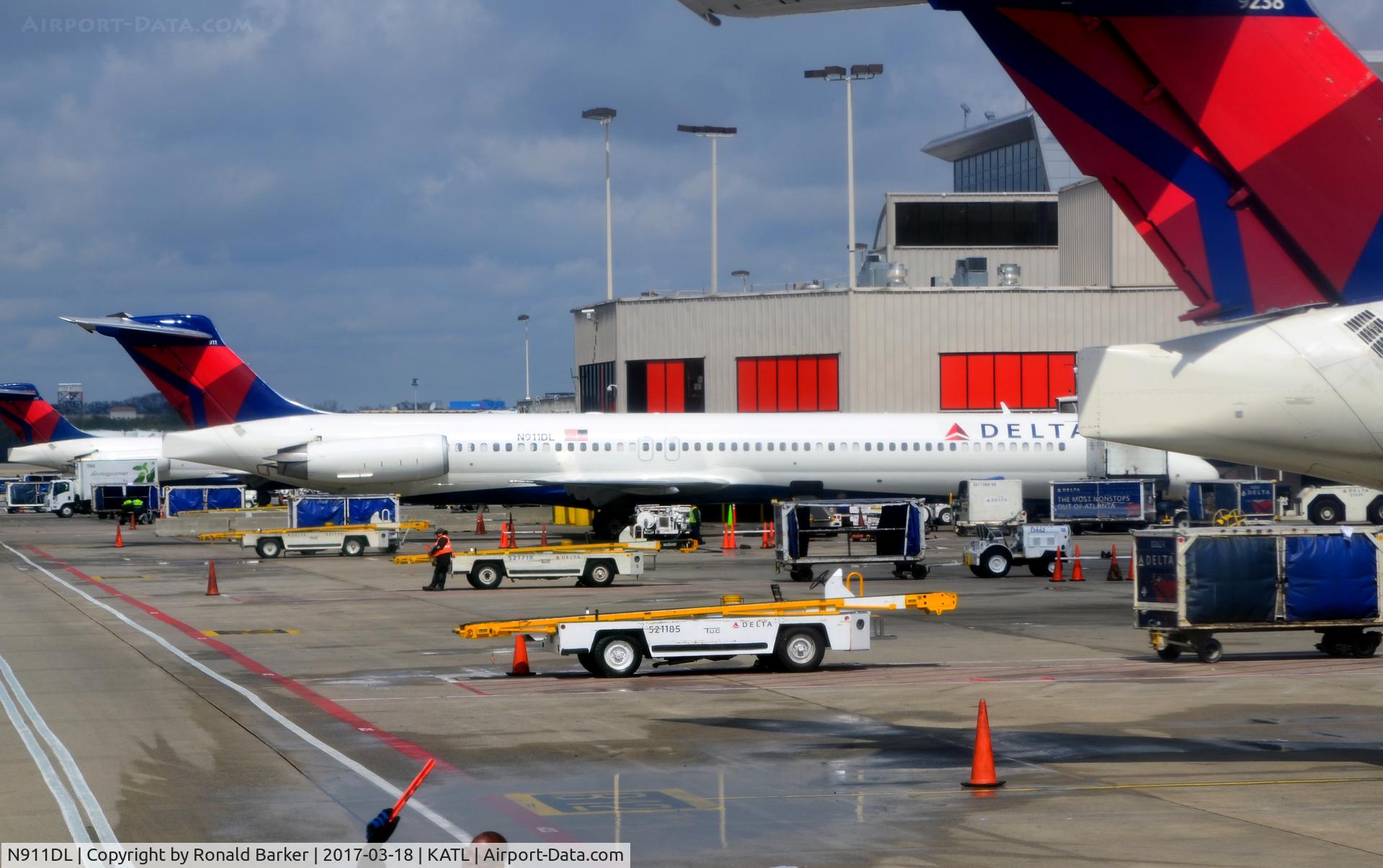 N911DL, 1987 McDonnell Douglas MD-88 C/N 49542, At the gate Atlanta