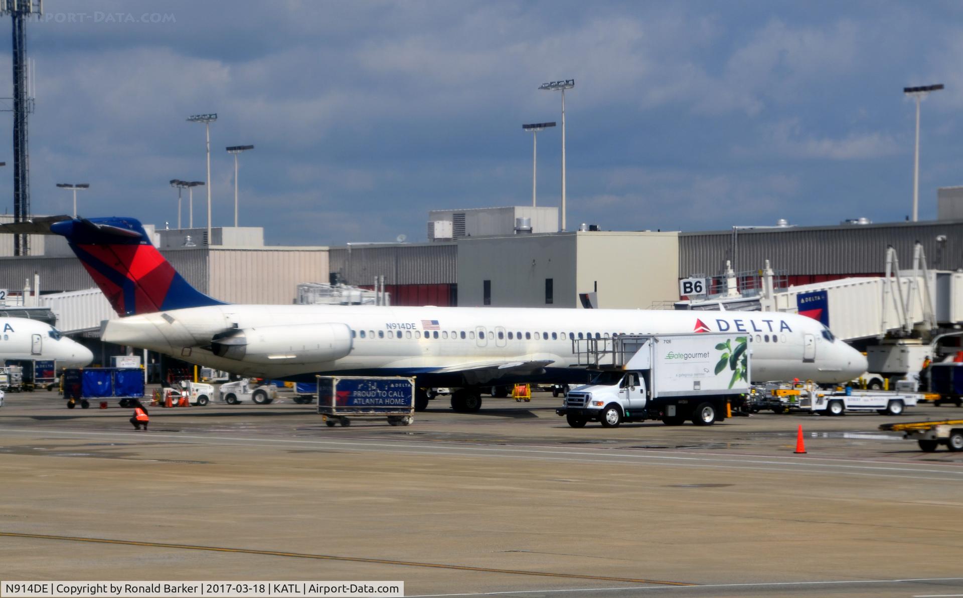 N914DE, 1993 McDonnell Douglas MD-88 C/N 49957, Gate B6 Atlanta
