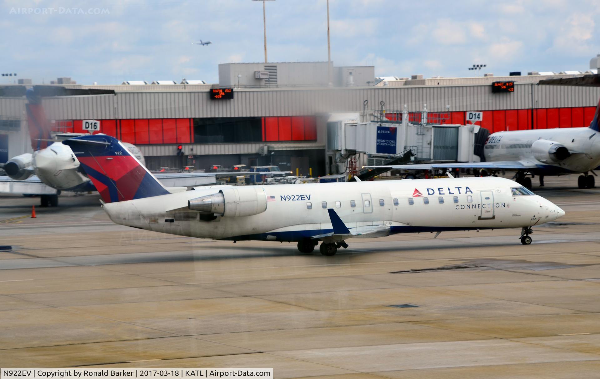 N922EV, 2003 Bombardier CRJ-200ER (CL-600-2B19) C/N 7822, Taxi for takeoff Atlanta
