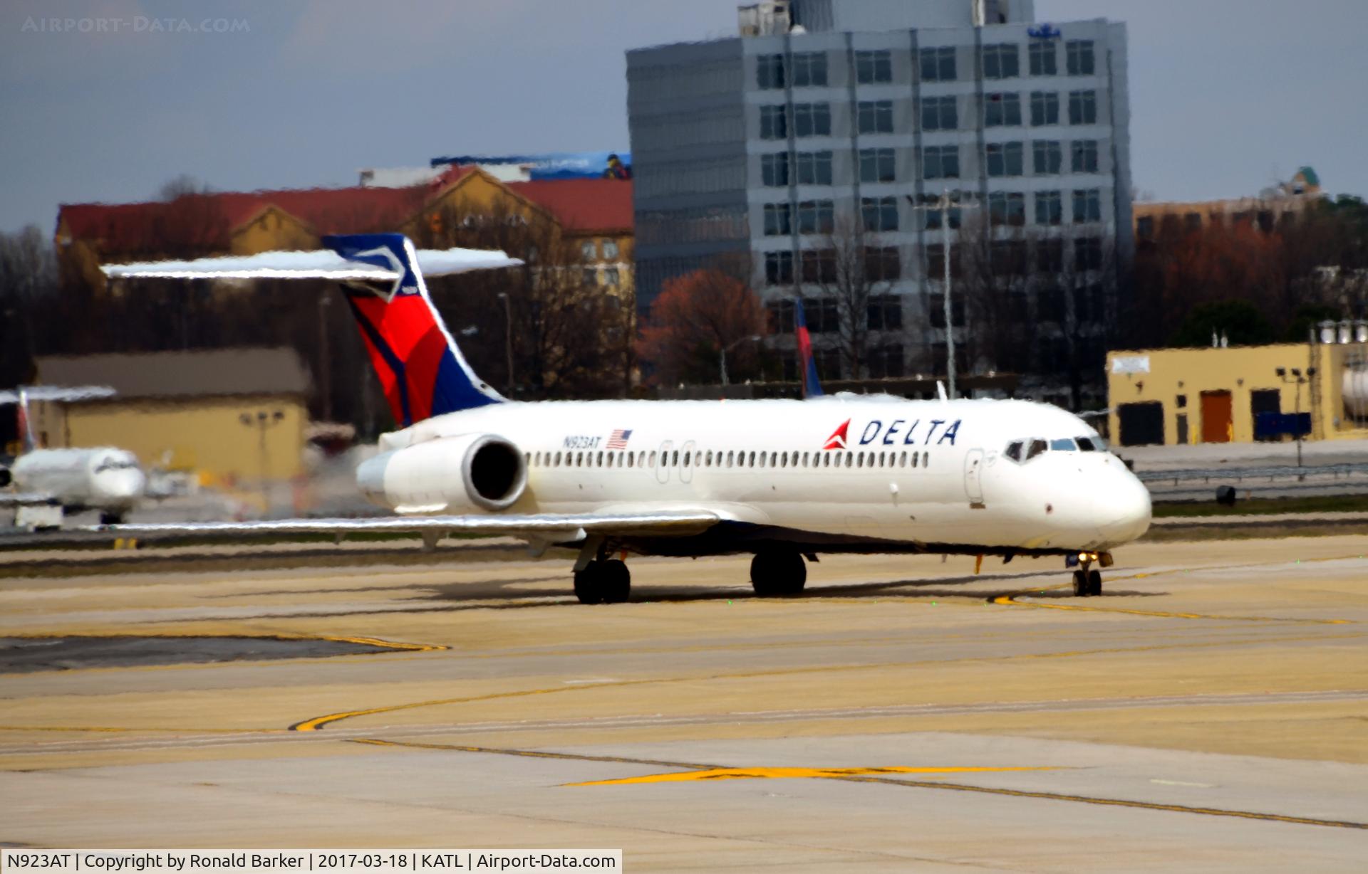 N923AT, 2005 Boeing 717-200 C/N 55051, Taxi Atlanta
