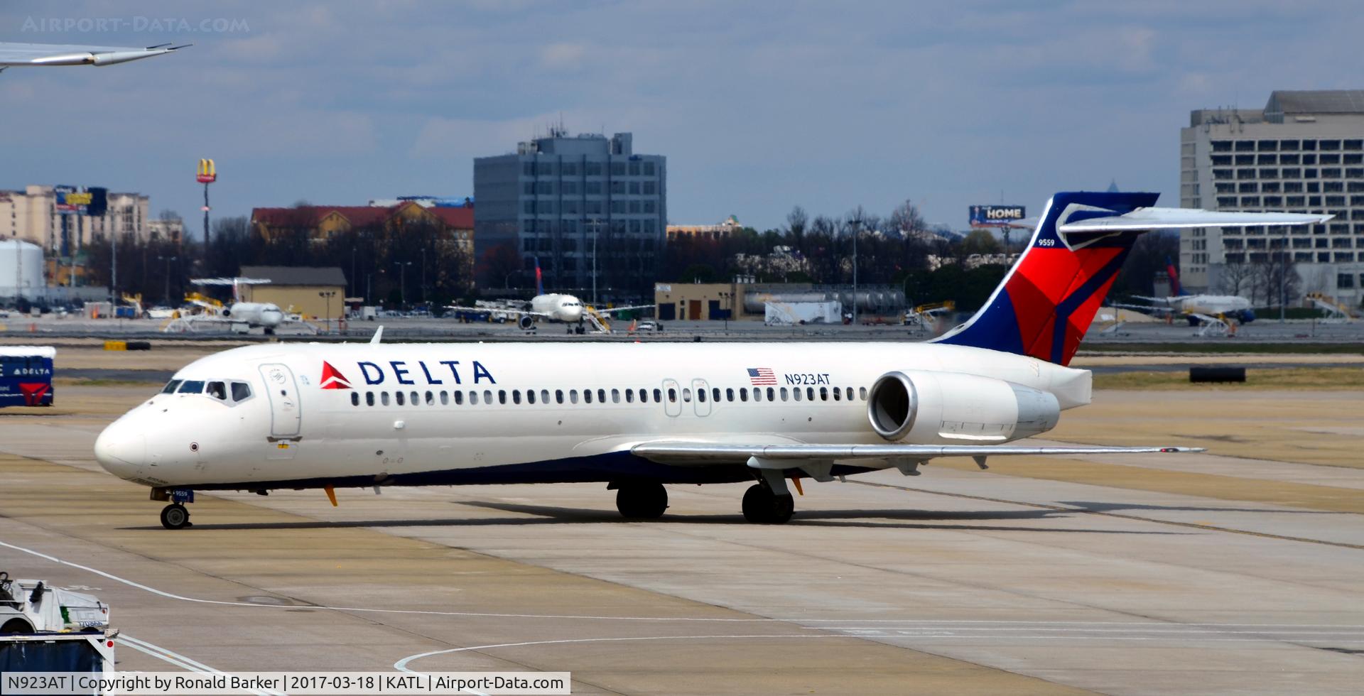 N923AT, 2005 Boeing 717-200 C/N 55051, Taxi to gate Atlanta