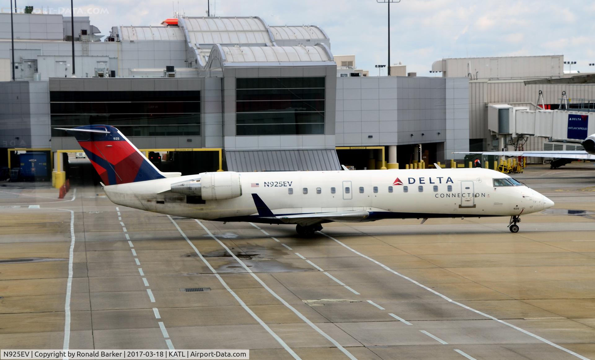 N925EV, 2003 Bombardier CRJ-200ER (CL-600-2B19) C/N 7831, Taxi for takeoff Atlanta