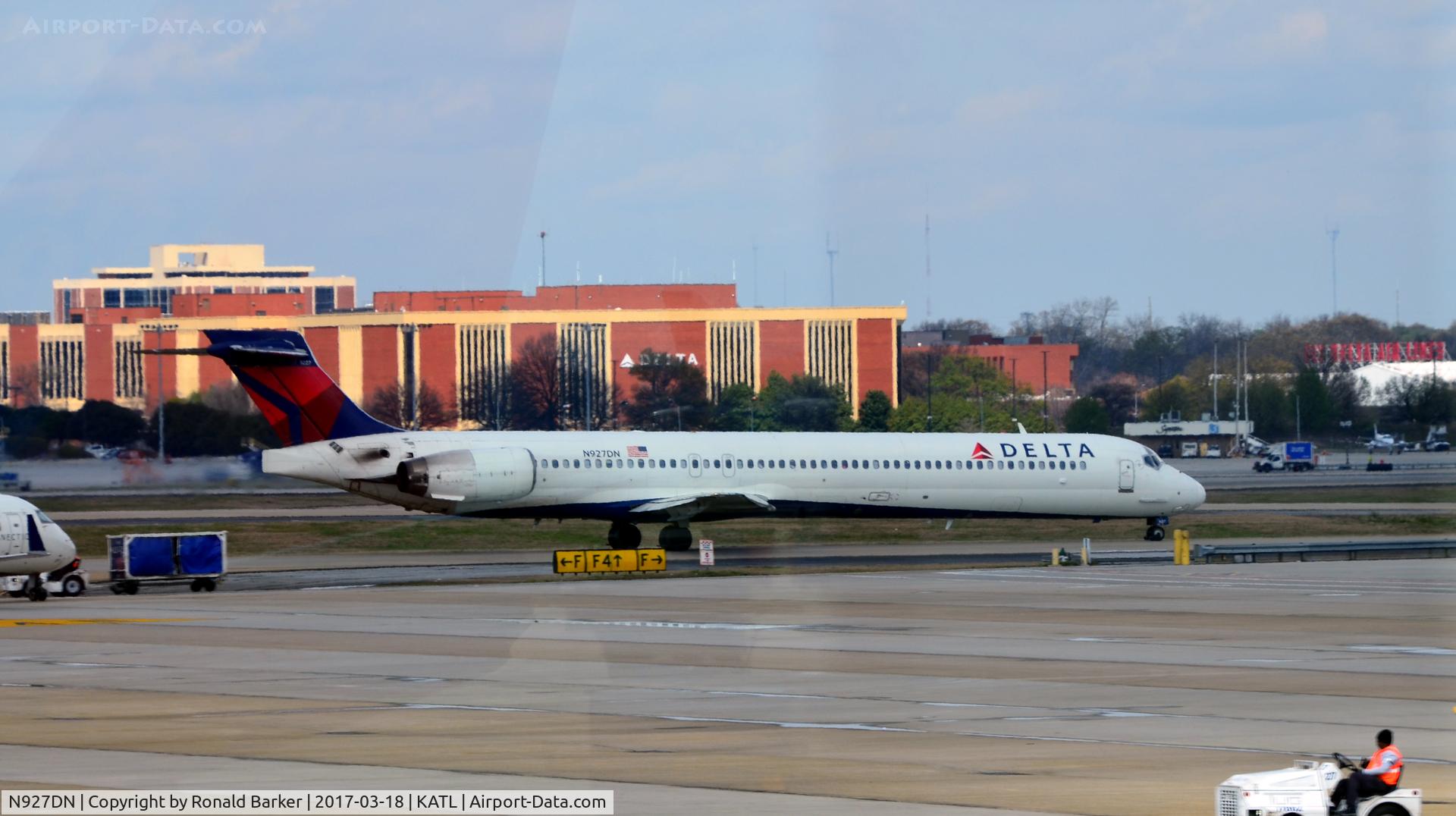N927DN, 1999 McDonnell Douglas MD-90-30 C/N 53589, Taxi Atlanta
