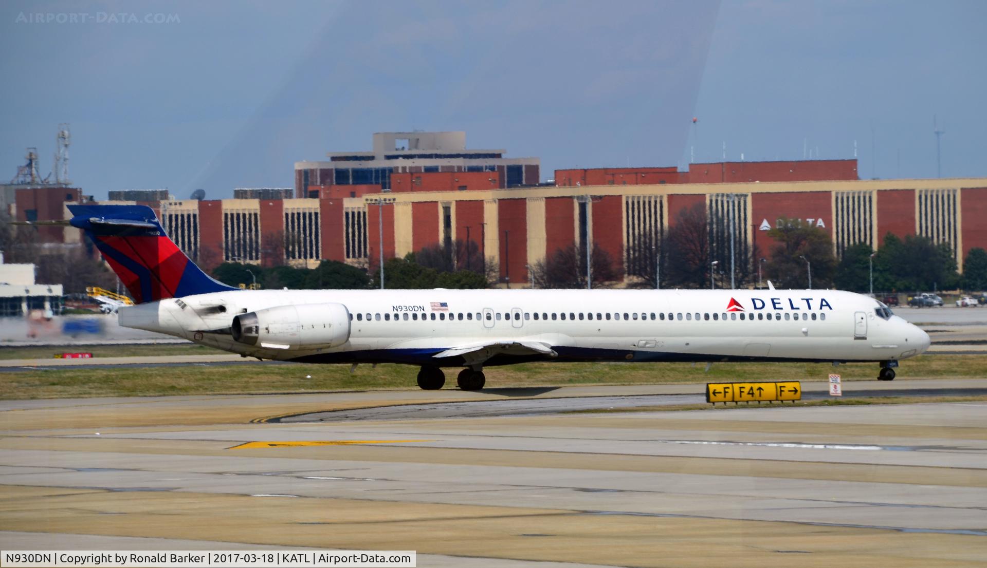 N930DN, 1996 McDonnell Douglas MD-90-30 C/N 53458, Taxi Atlanta