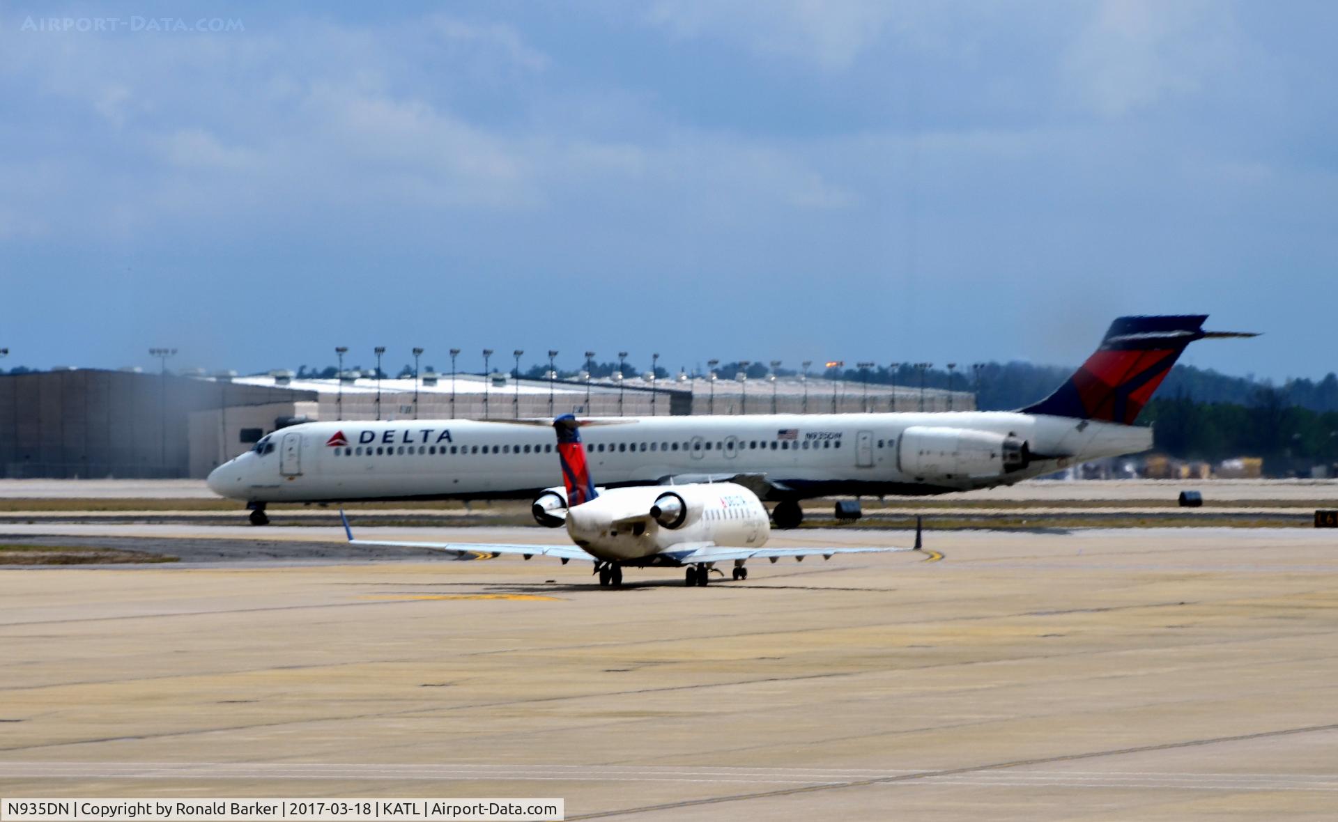 N935DN, 1996 McDonnell Douglas MD-90-30 C/N 53460, Taxi Atlanta