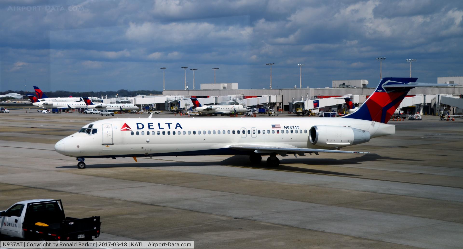 N937AT, 2001 Boeing 717-200 C/N 55091, Taxi Atlanta