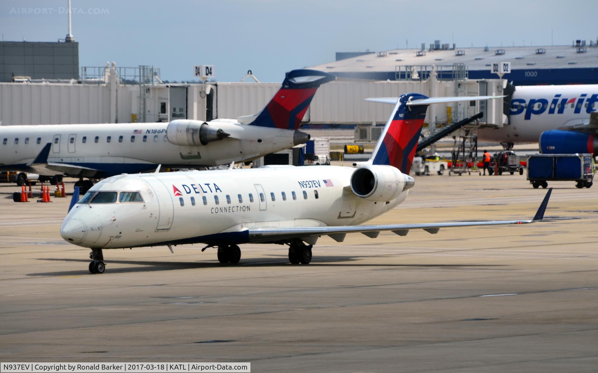 N937EV, 2005 Bombardier CRJ-200ER (CL-600-2B19) C/N 8042, Taxi Atlanta