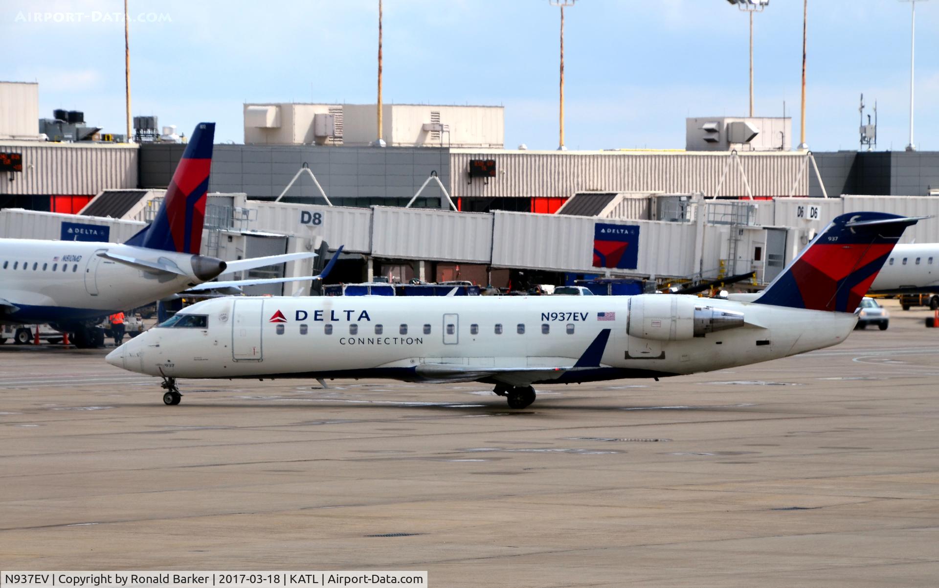 N937EV, 2005 Bombardier CRJ-200ER (CL-600-2B19) C/N 8042, Taxi to gate Atlanta