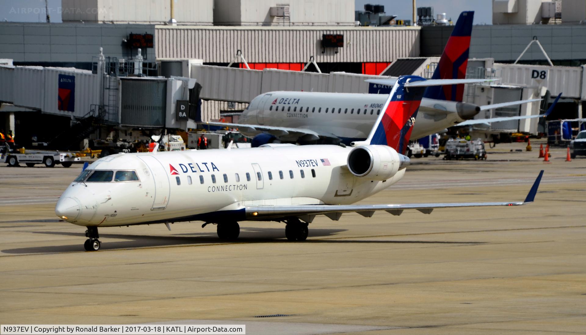 N937EV, 2005 Bombardier CRJ-200ER (CL-600-2B19) C/N 8042, Taxi for takeoff Atlanta
