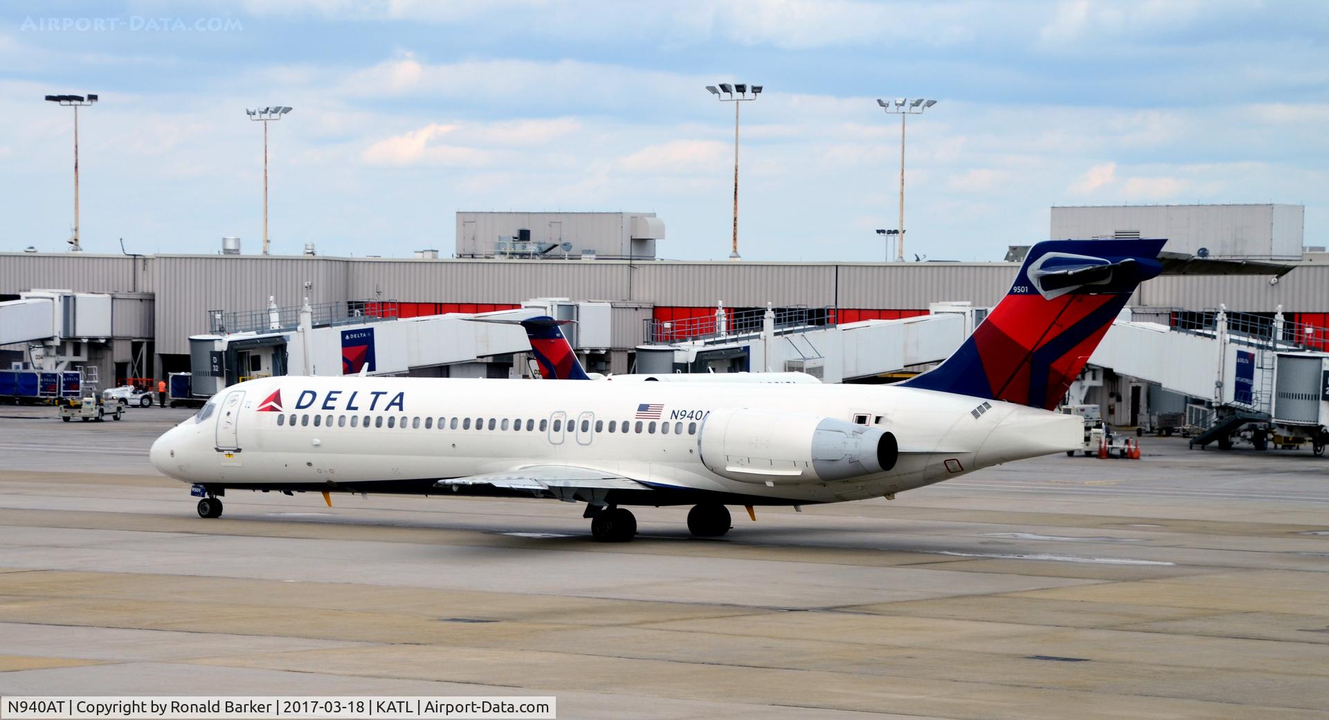 N940AT, 1999 Boeing 717-2BD C/N 55004, Taxi for takeoff Atlanta