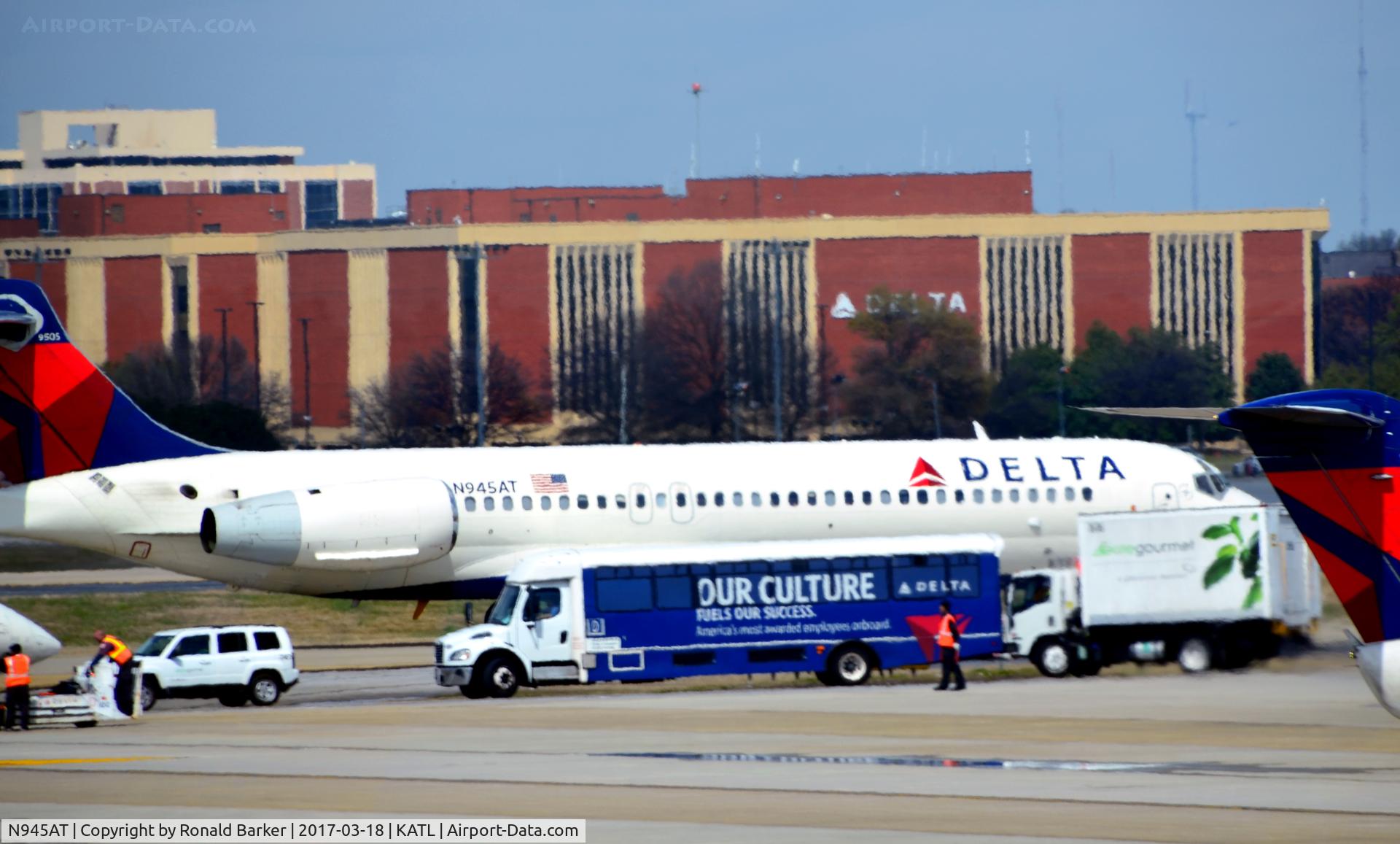 N945AT, 1999 Boeing 717-200 C/N 55008, Taxi Atlanta