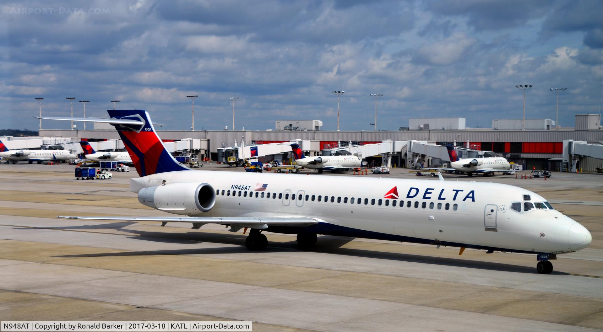 N948AT, 1999 Boeing 717-200 C/N 55011, Taxi to gate Atlanta