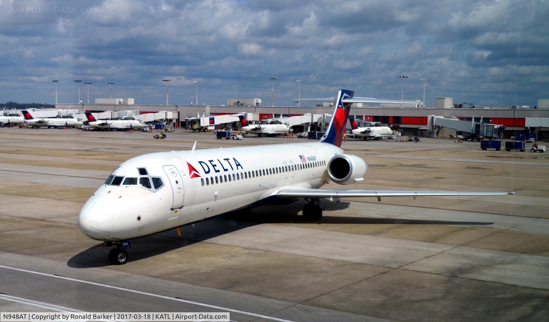N948AT, 1999 Boeing 717-200 C/N 55011, Gate C33 Atlanta