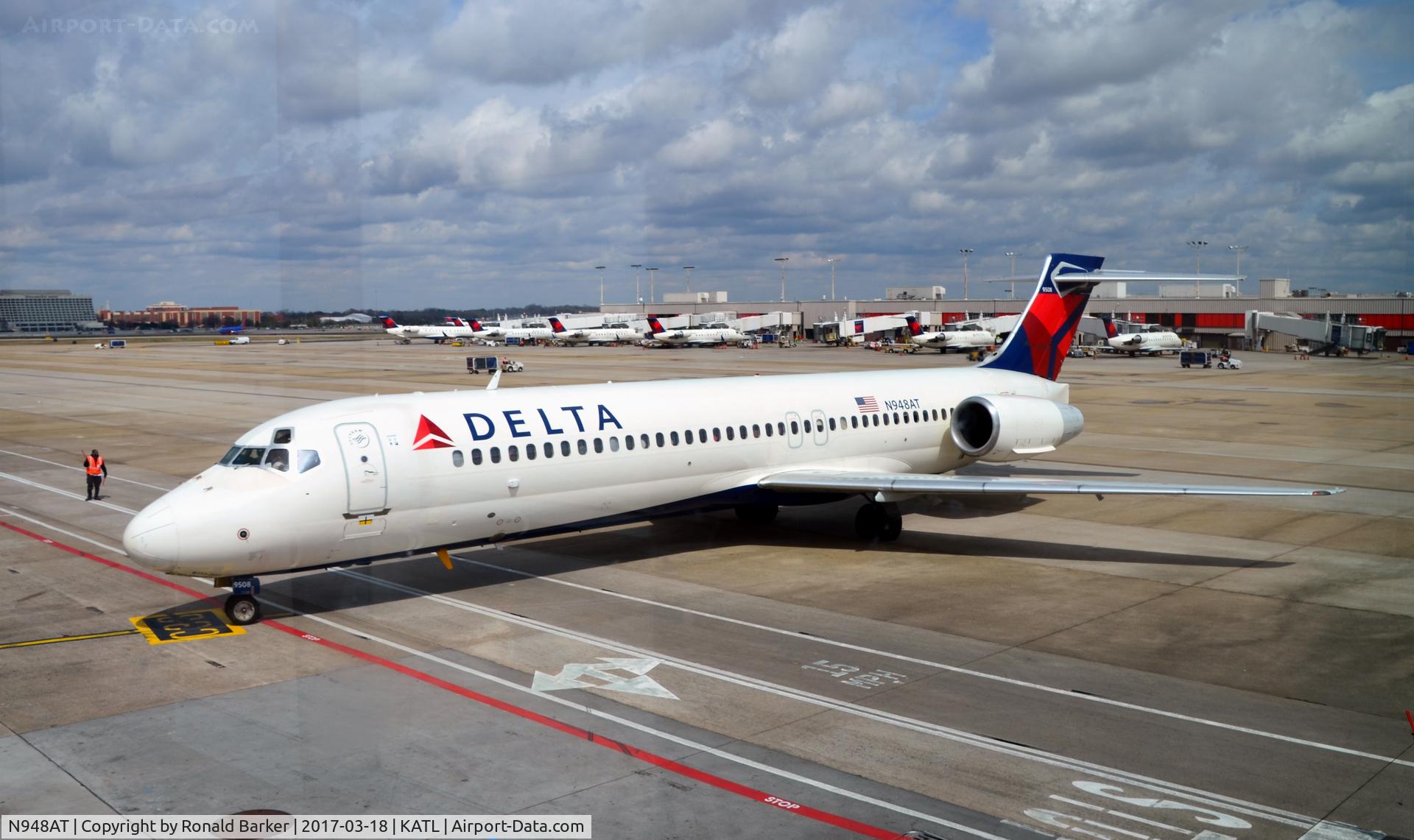 N948AT, 1999 Boeing 717-200 C/N 55011, Gate C33 Atlanta