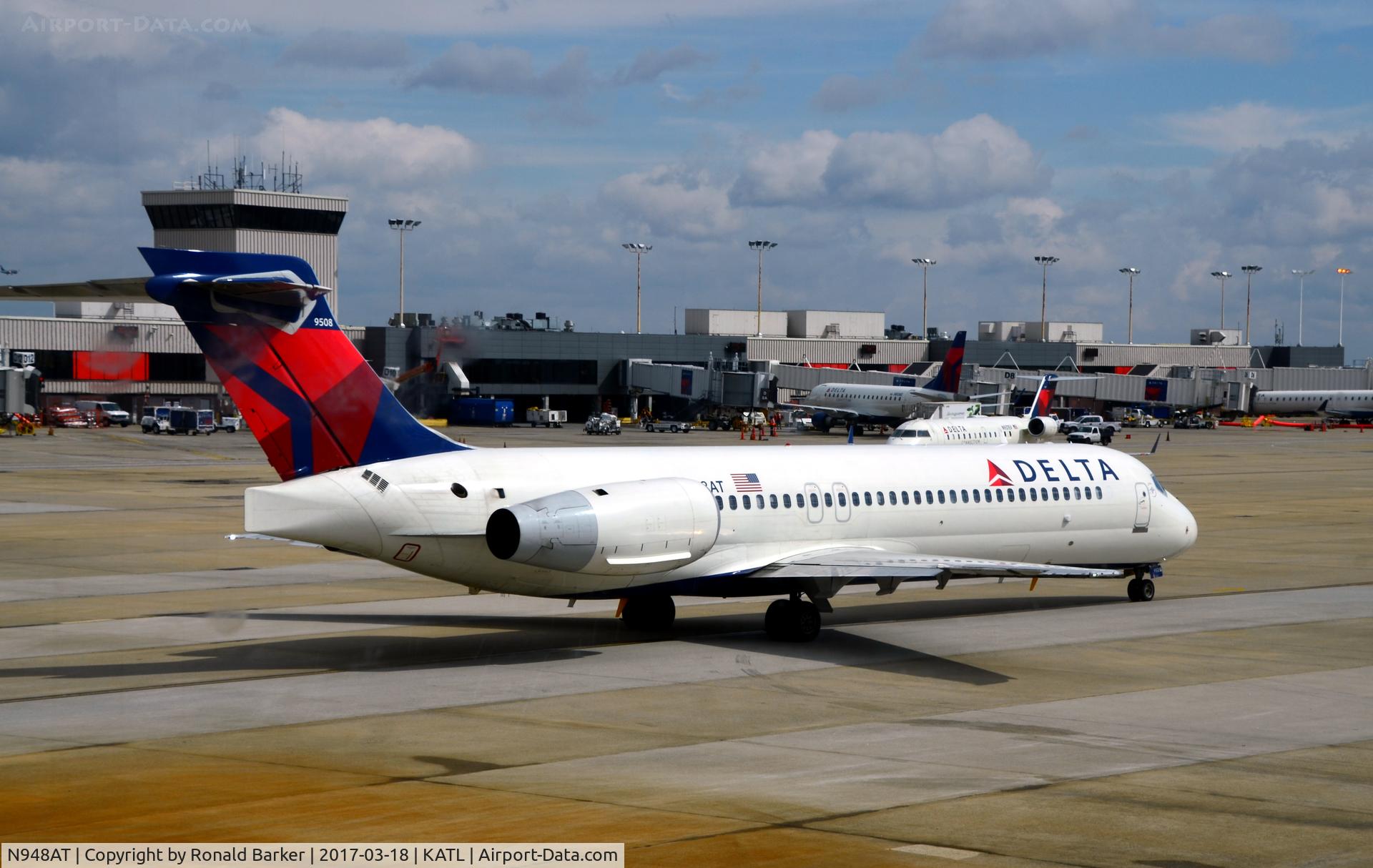 N948AT, 1999 Boeing 717-200 C/N 55011, Taxi for takeoff Atlanta