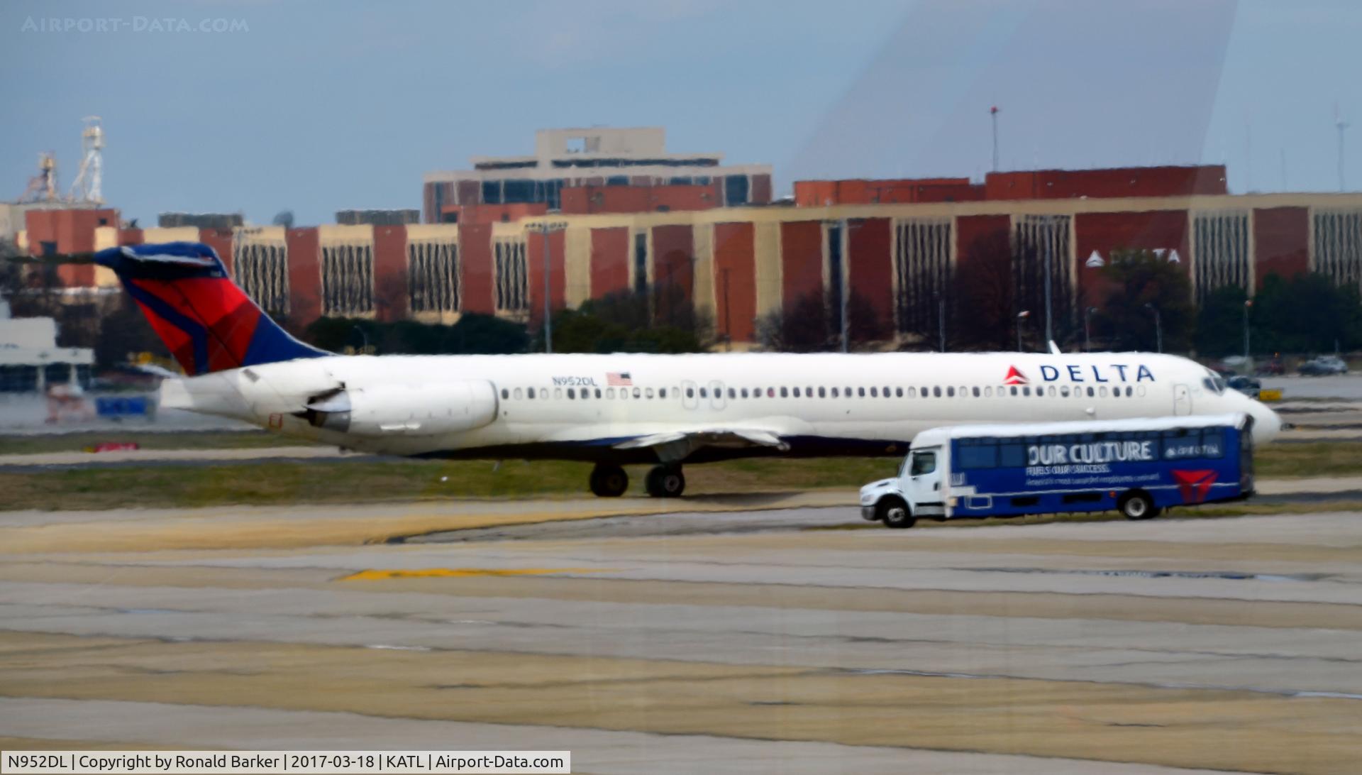 N952DL, 1990 McDonnell Douglas MD-88 C/N 49883, Taxi for takeoff Atlanta