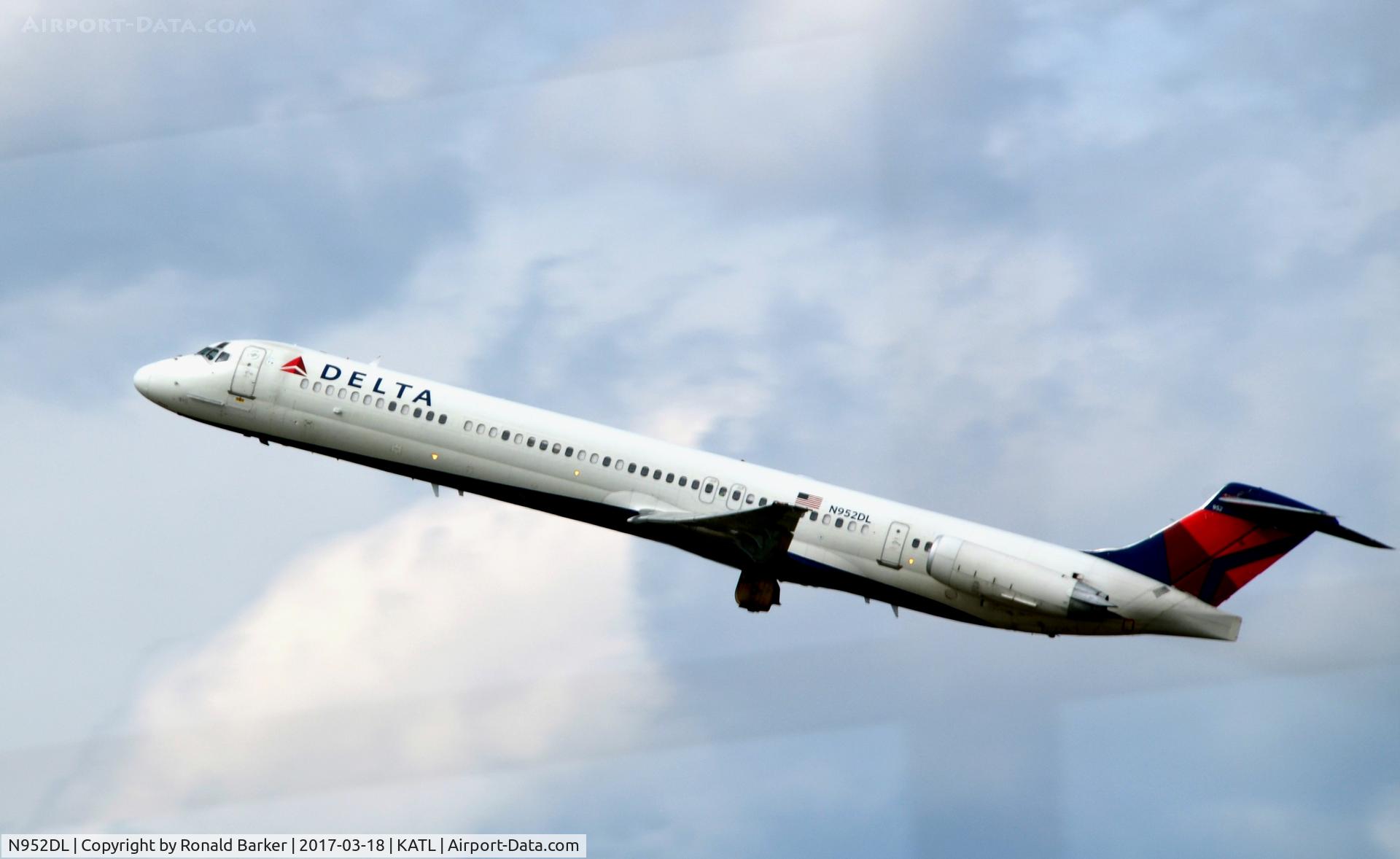 N952DL, 1990 McDonnell Douglas MD-88 C/N 49883, Takeoff Atlanta