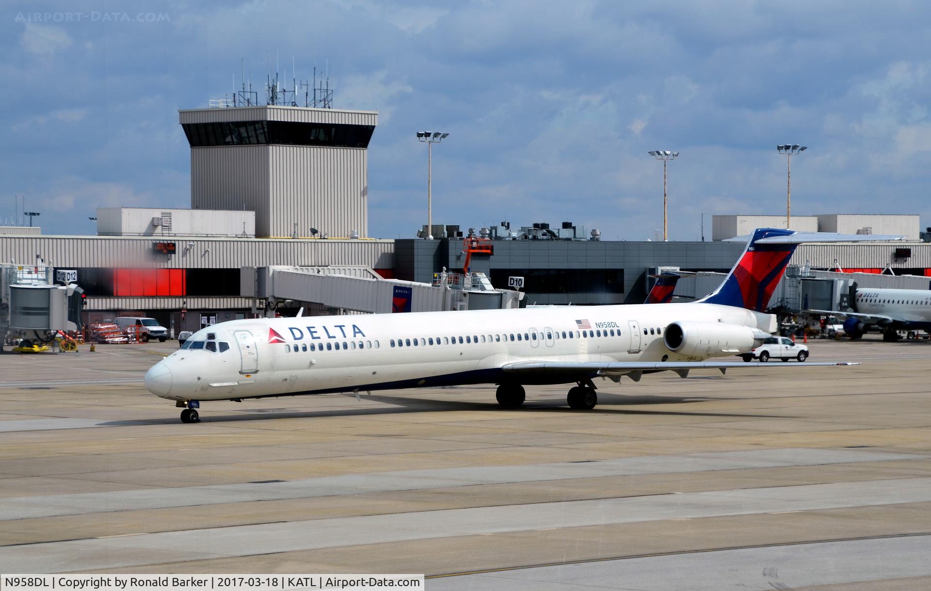 N958DL, 1990 McDonnell Douglas MD-88 C/N 49977, Taxi Atlanta